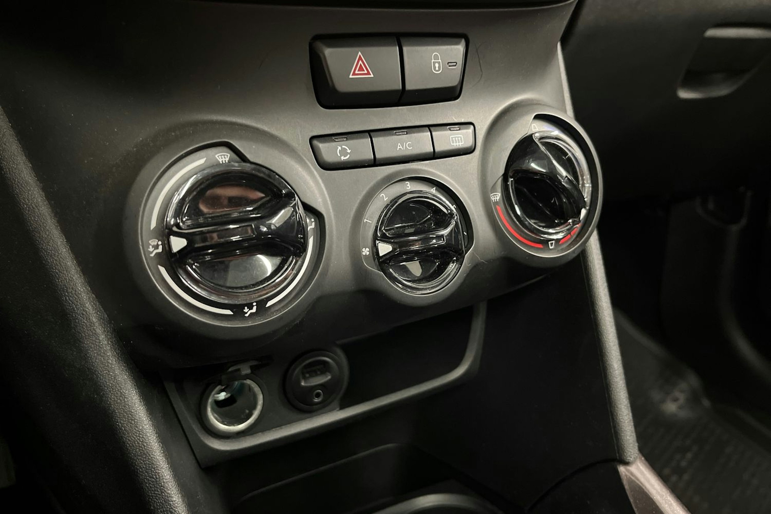 Musta Peugeot 2008 2016 kuva 20.