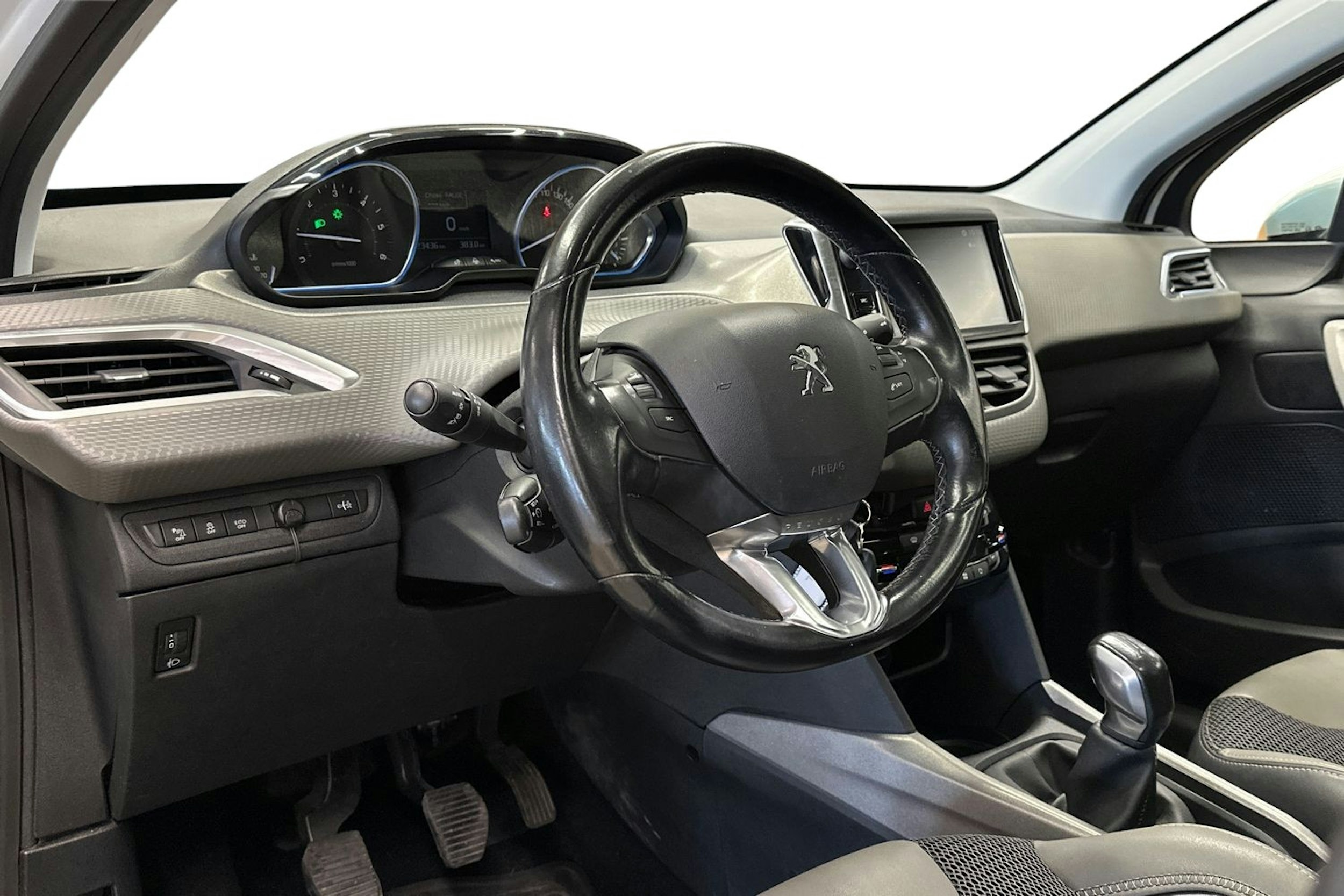 Valkoinen Peugeot 2008 2017 kuva 6.