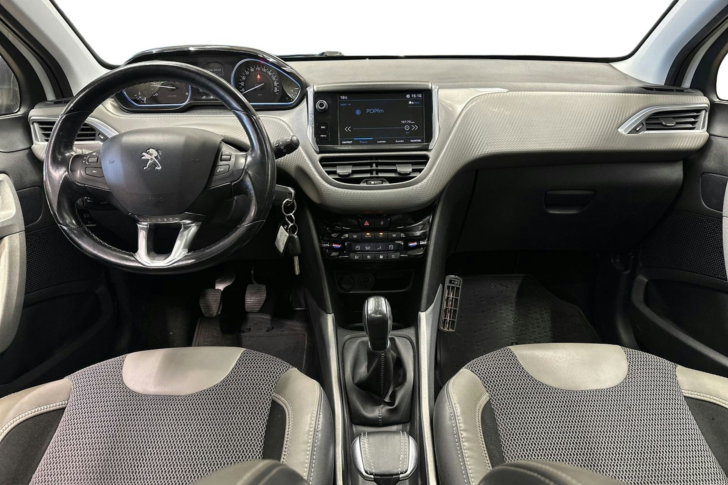 Valkoinen Peugeot 2008 2017 kuva 7.