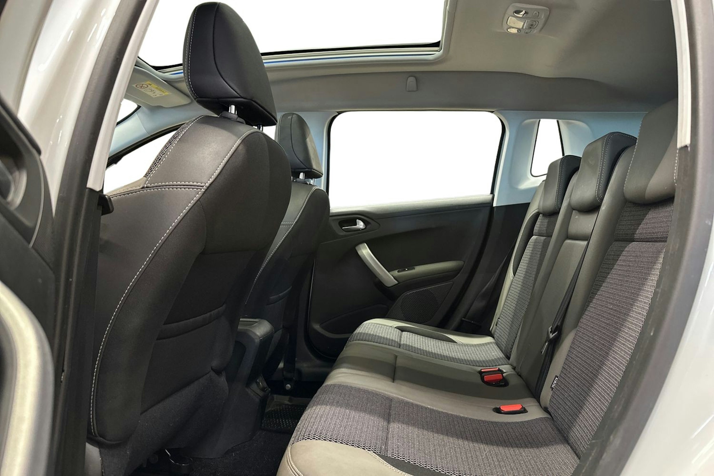 Valkoinen Peugeot 2008 2017 kuva 8.