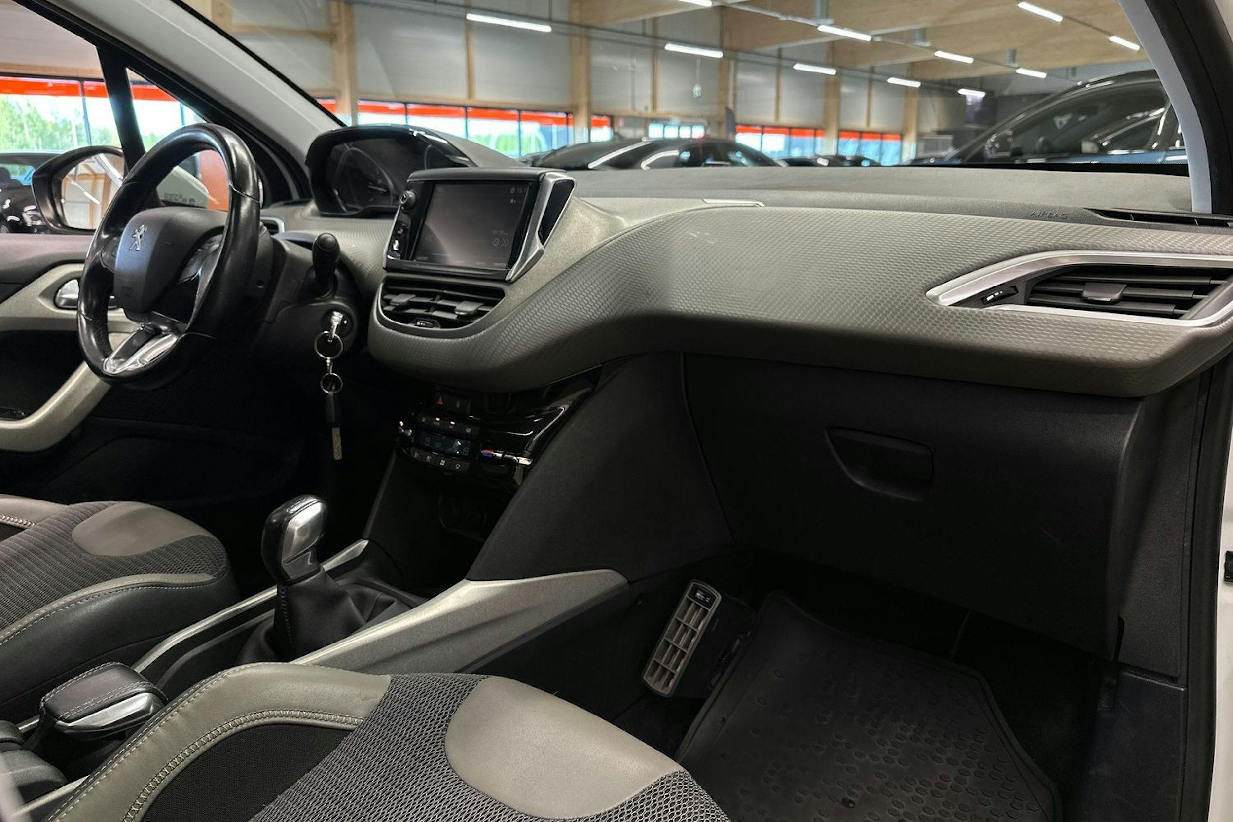 Valkoinen Peugeot 2008 2017 kuva 9.