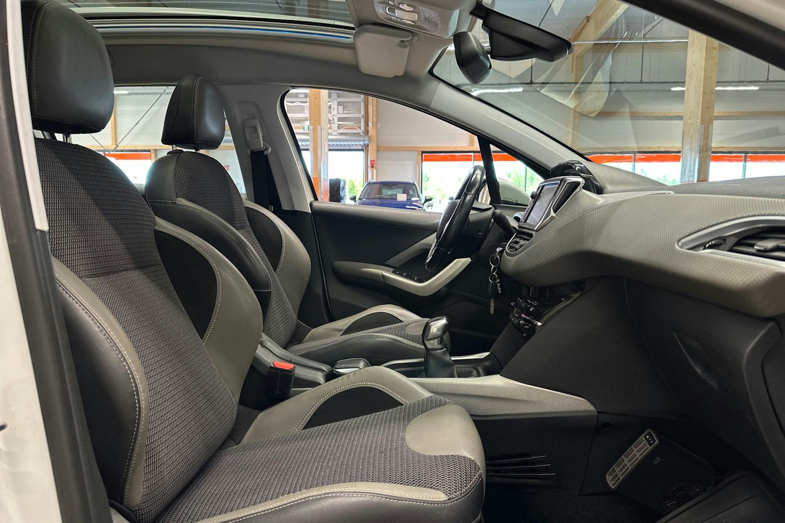 Valkoinen Peugeot 2008 2017 kuva 10.