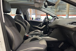 Valkoinen Peugeot 2008 2017 kuva 10.