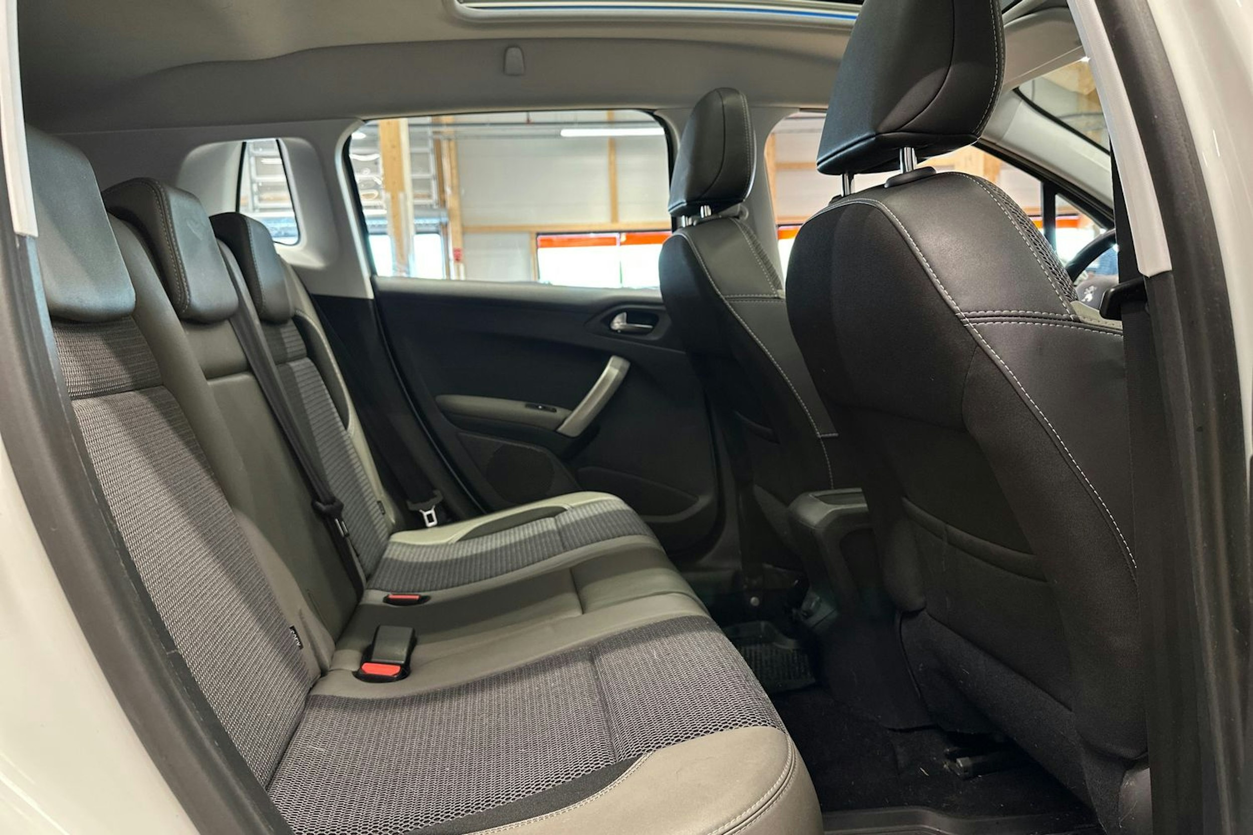 Valkoinen Peugeot 2008 2017 kuva 11.