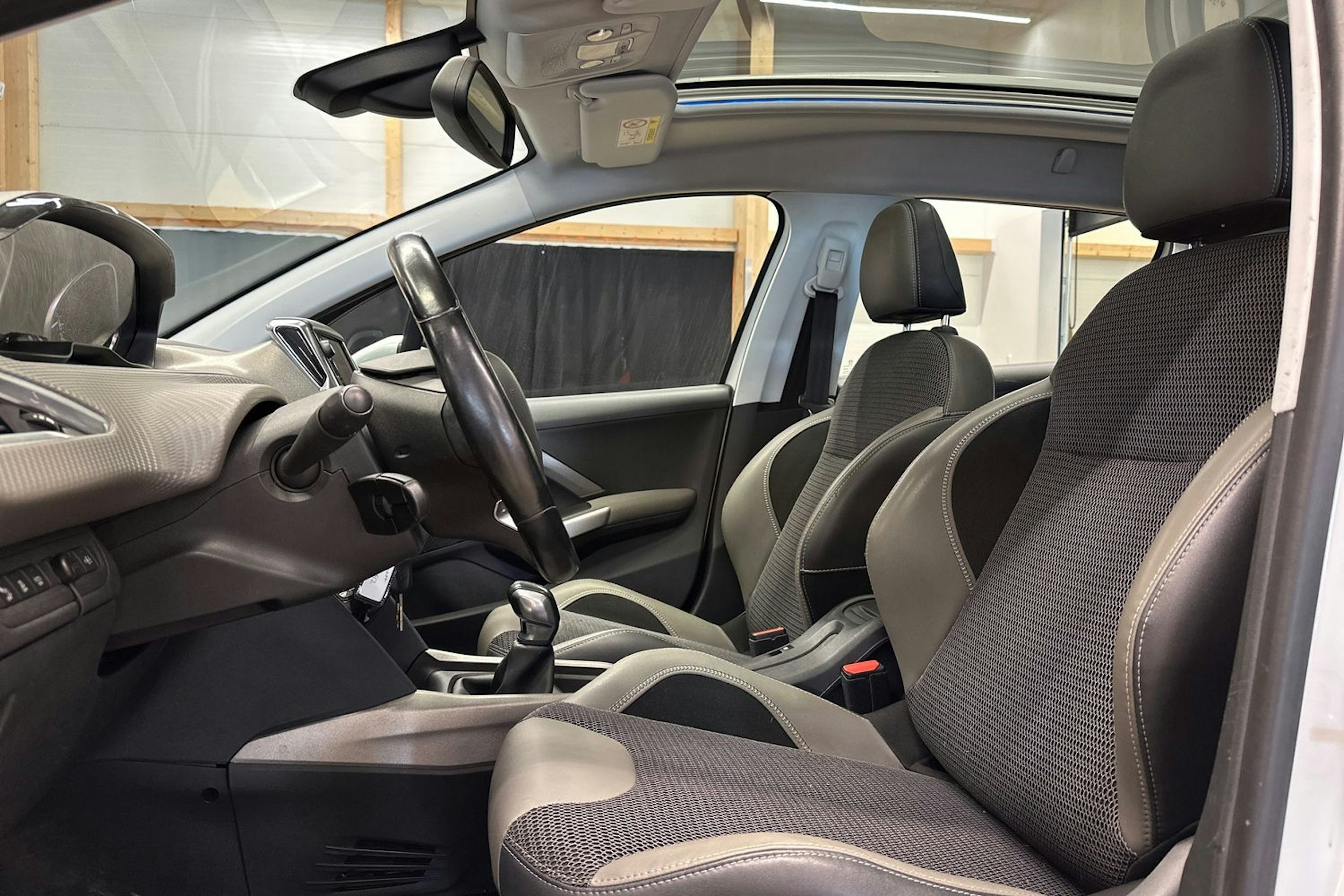 Valkoinen Peugeot 2008 2017 kuva 12.