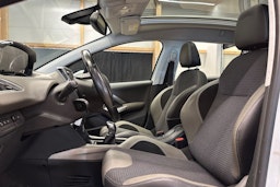 Valkoinen Peugeot 2008 2017 kuva 12.