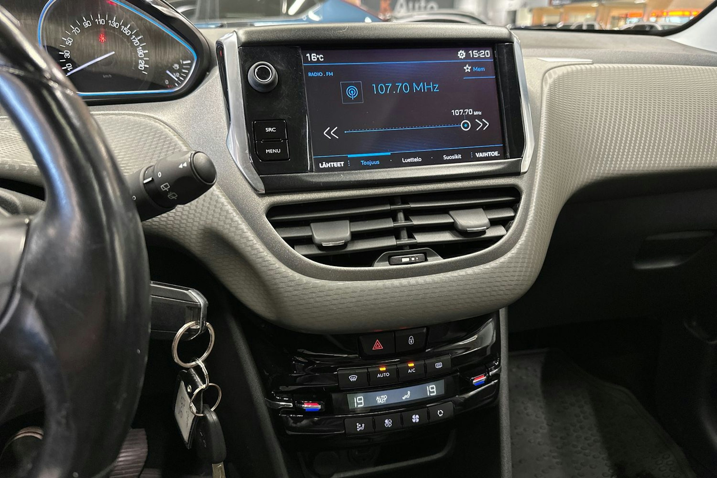 Valkoinen Peugeot 2008 2017 kuva 17.