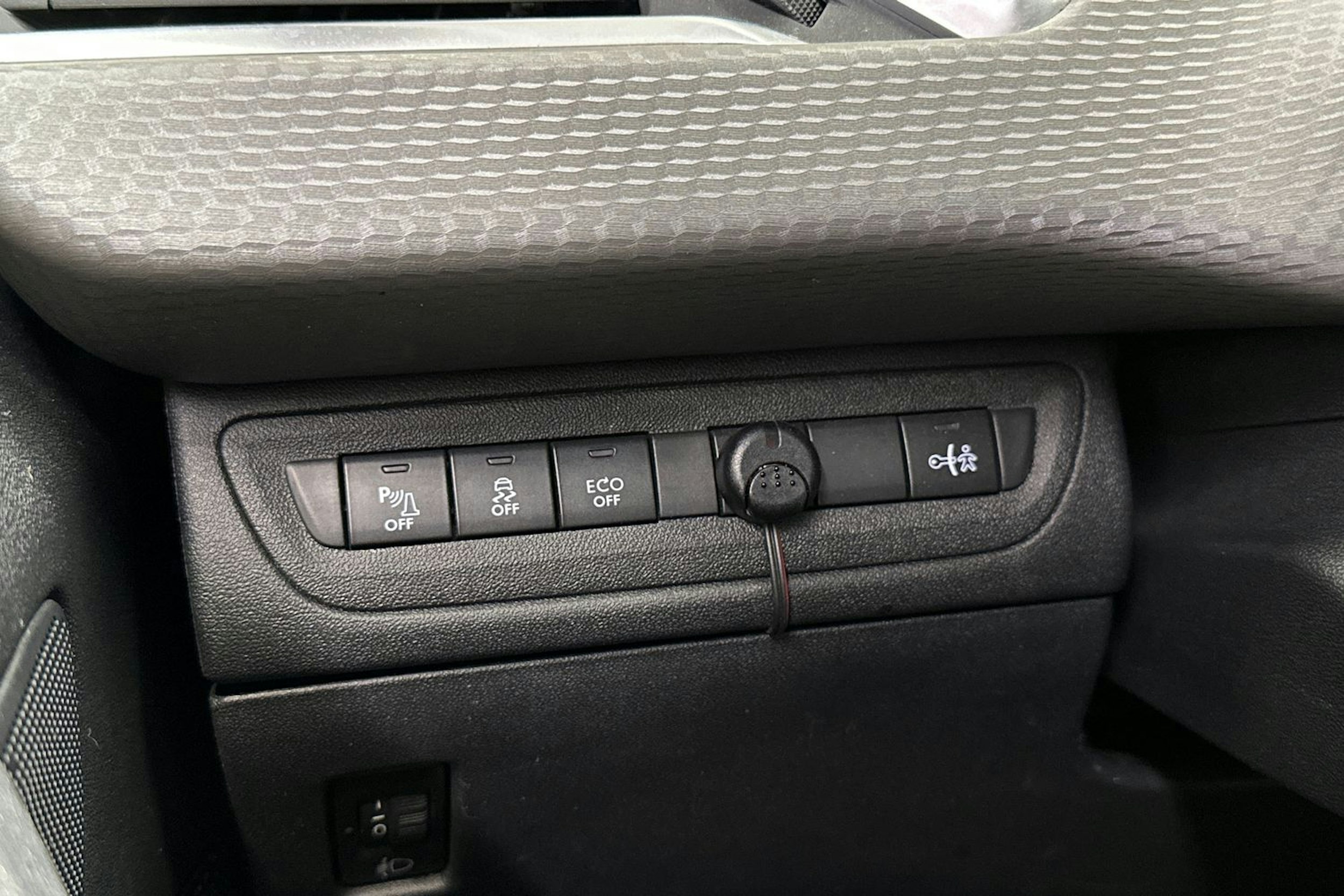 Valkoinen Peugeot 2008 2017 kuva 22.