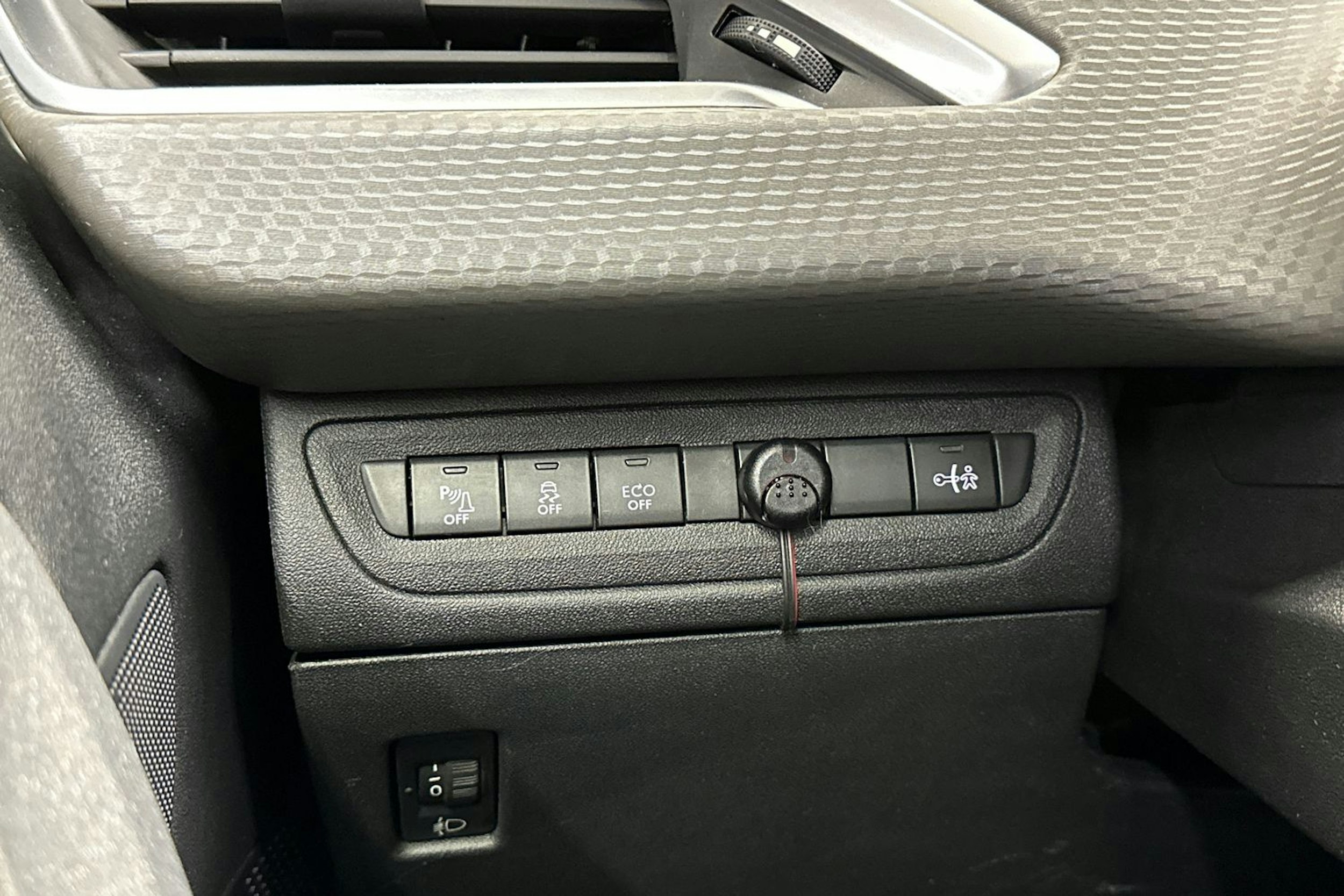met. valkoinen Peugeot 2008 2017 kuva 29.