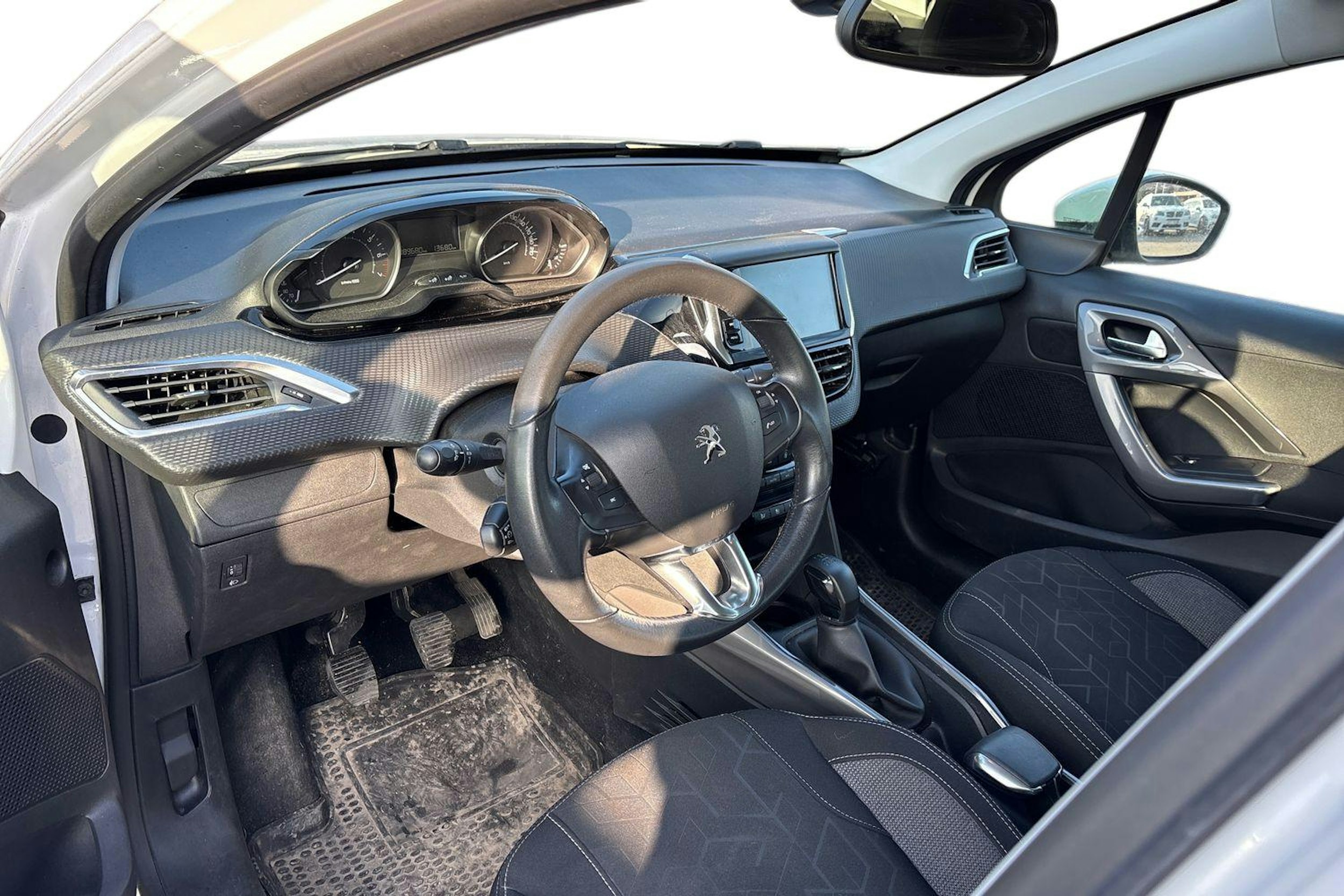 valkoinen Peugeot 2008 2018 kuva 3.