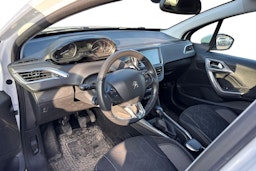 valkoinen Peugeot 2008 2018 kuva 3.