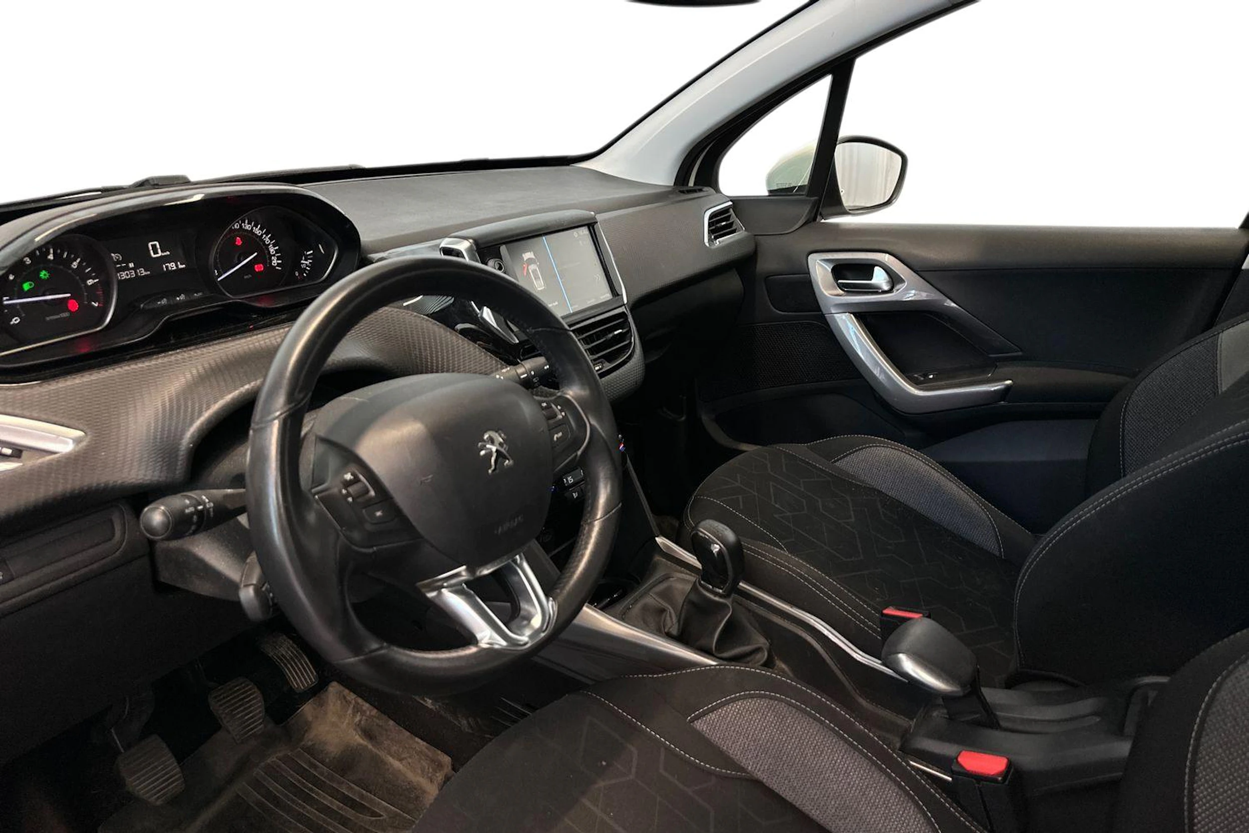 Valkoinen Peugeot 2008 2019 kuva 3.
