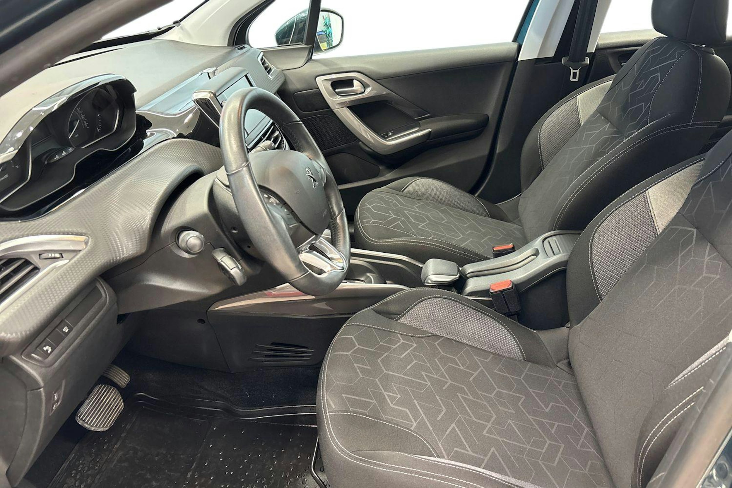 vihreä Peugeot 2008 2019 kuva 6.