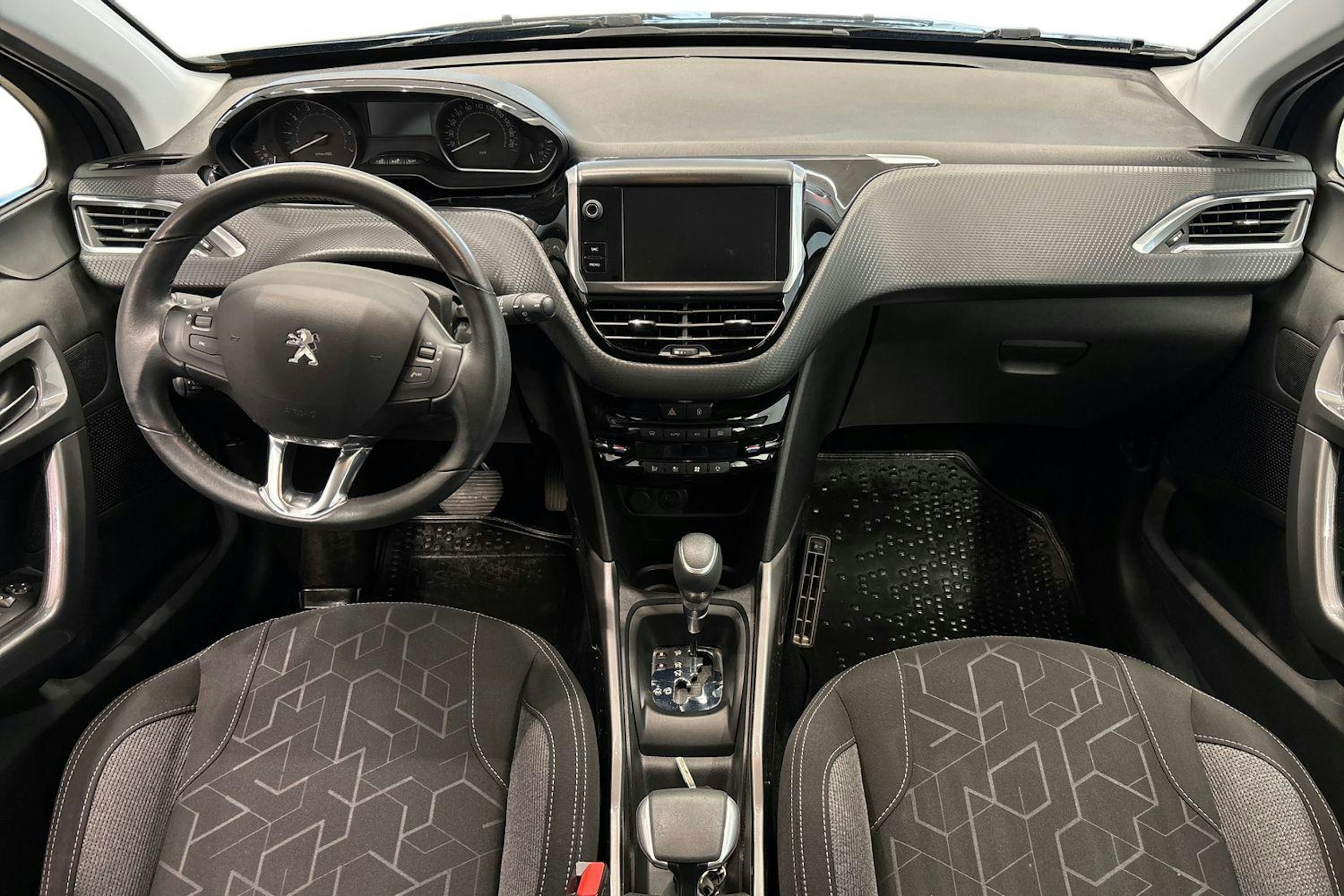 vihreä Peugeot 2008 2019 kuva 7.