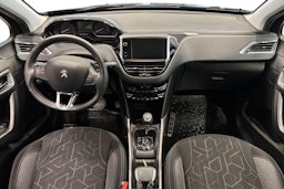 vihreä Peugeot 2008 2019 kuva 7.