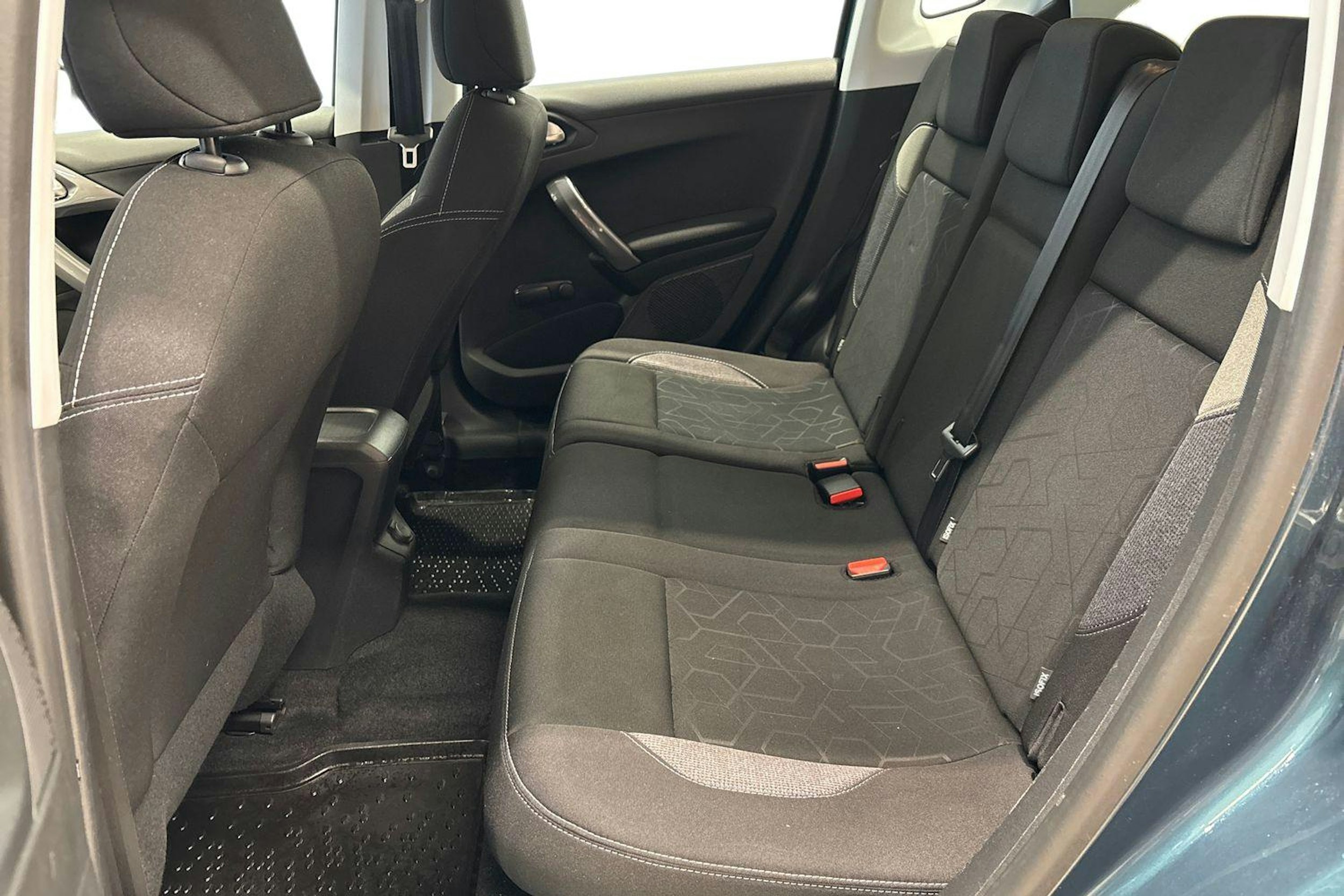 vihreä Peugeot 2008 2019 kuva 8.