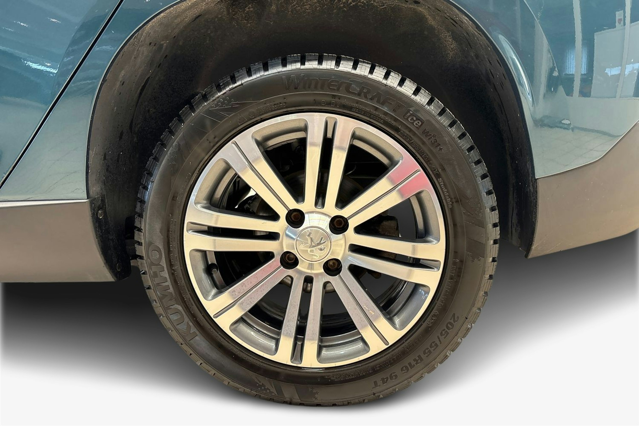 vihreä Peugeot 2008 2019 kuva 9.