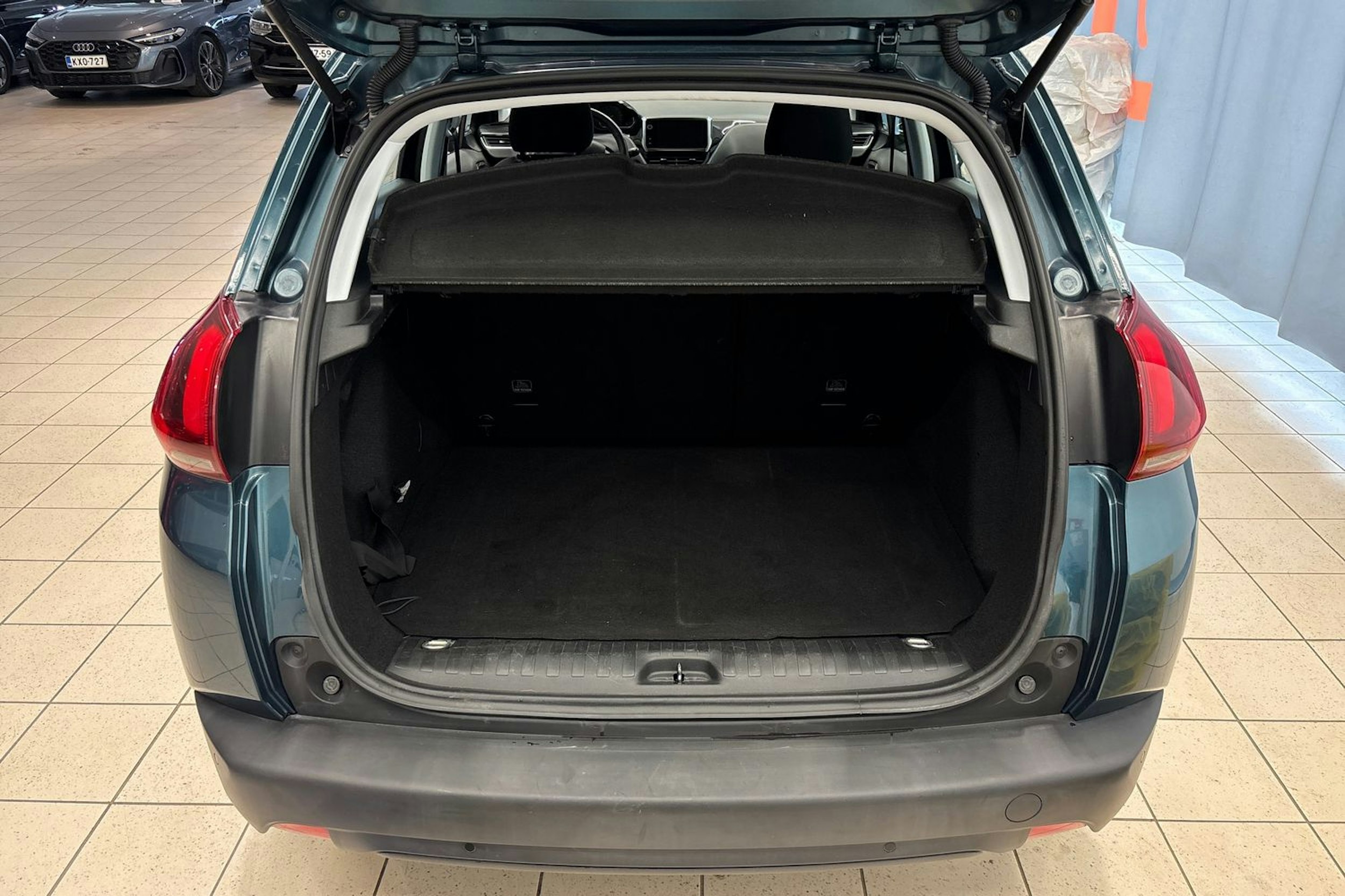 vihreä Peugeot 2008 2019 kuva 13.