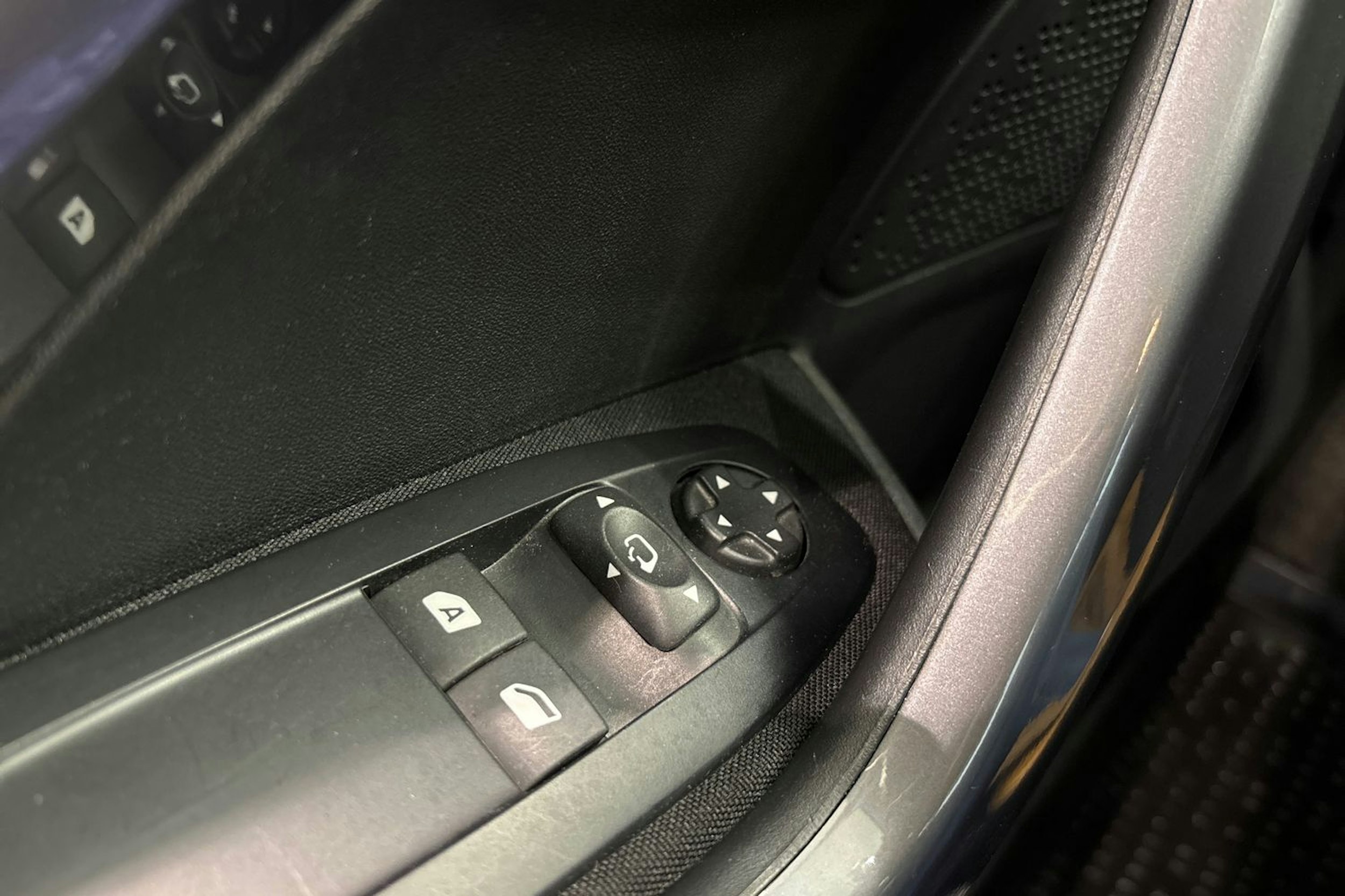 vihreä Peugeot 2008 2019 kuva 16.