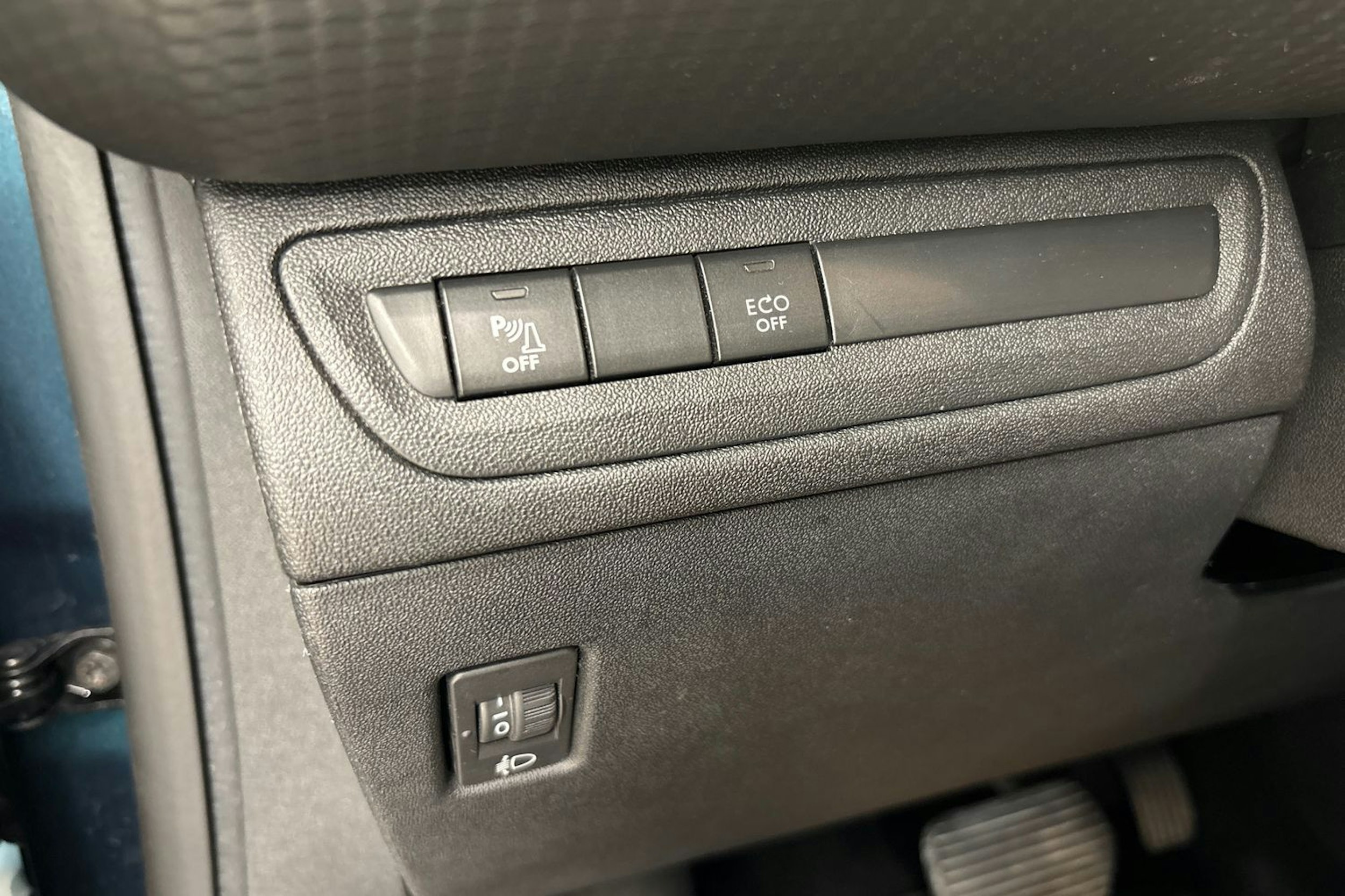 vihreä Peugeot 2008 2019 kuva 17.