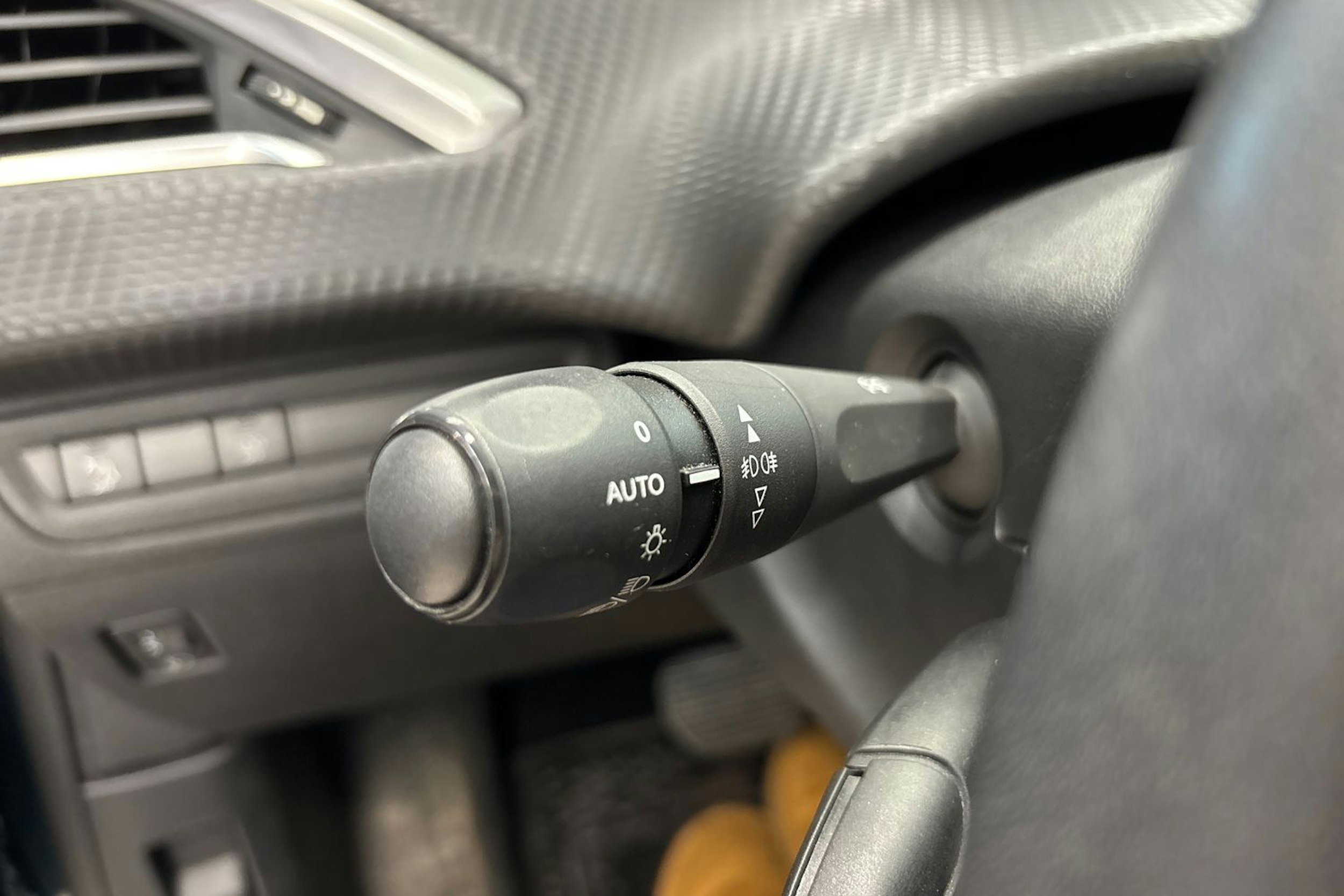 vihreä Peugeot 2008 2019 kuva 18.