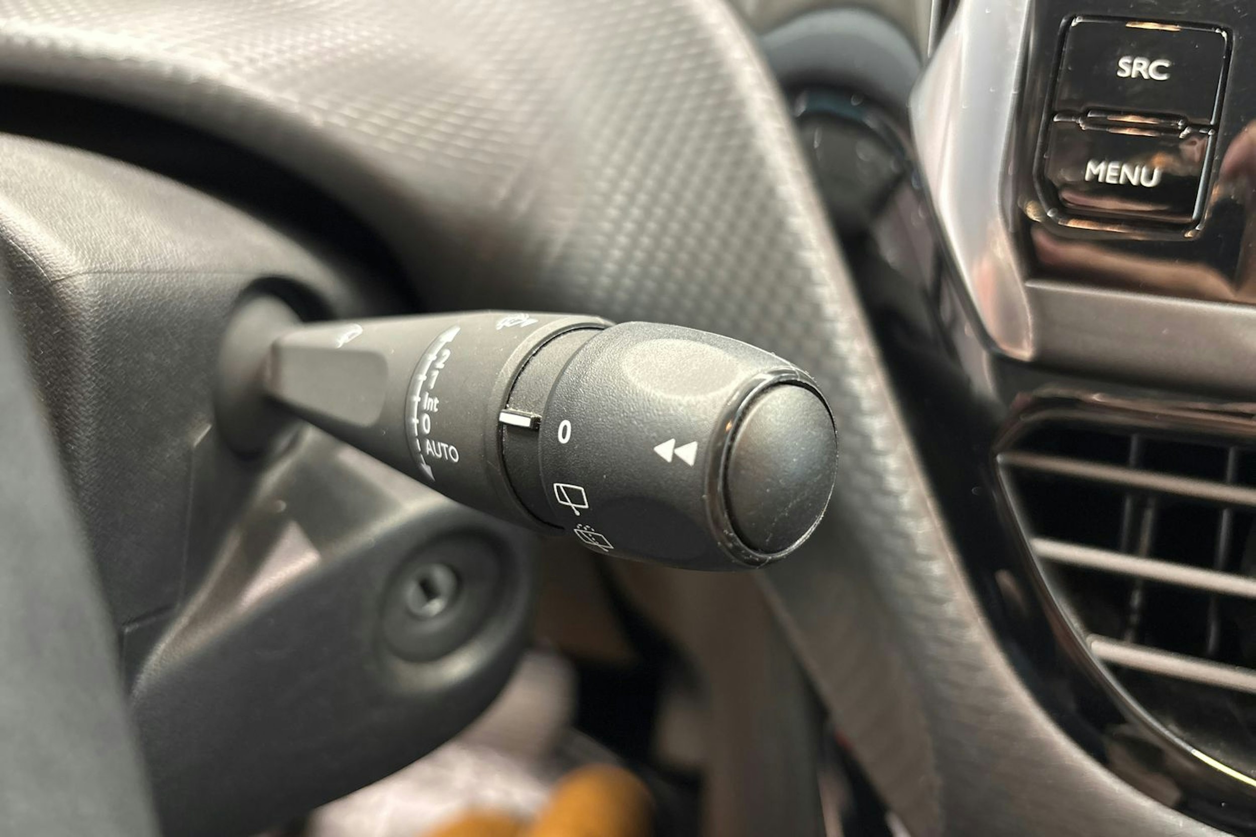 vihreä Peugeot 2008 2019 kuva 19.