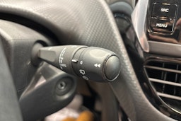 vihreä Peugeot 2008 2019 kuva 19.