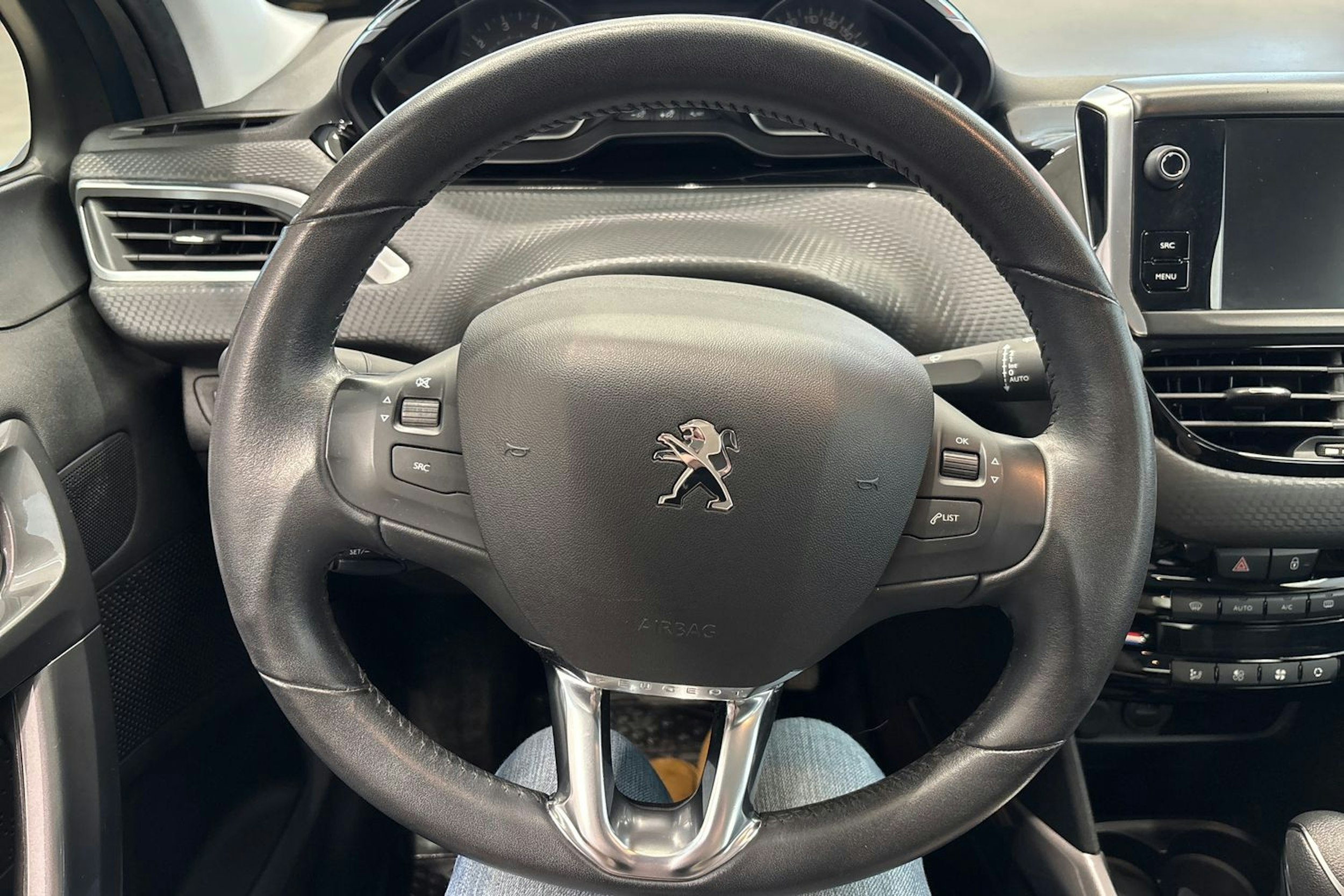 vihreä Peugeot 2008 2019 kuva 20.