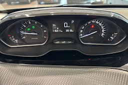 vihreä Peugeot 2008 2019 kuva 21.