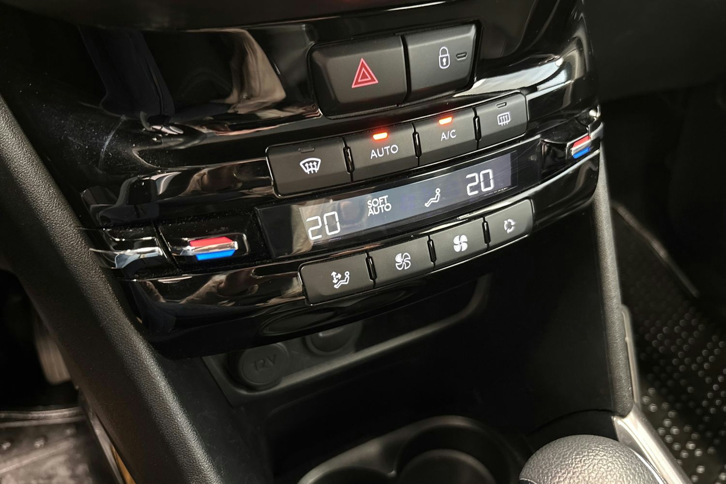 vihreä Peugeot 2008 2019 kuva 22.