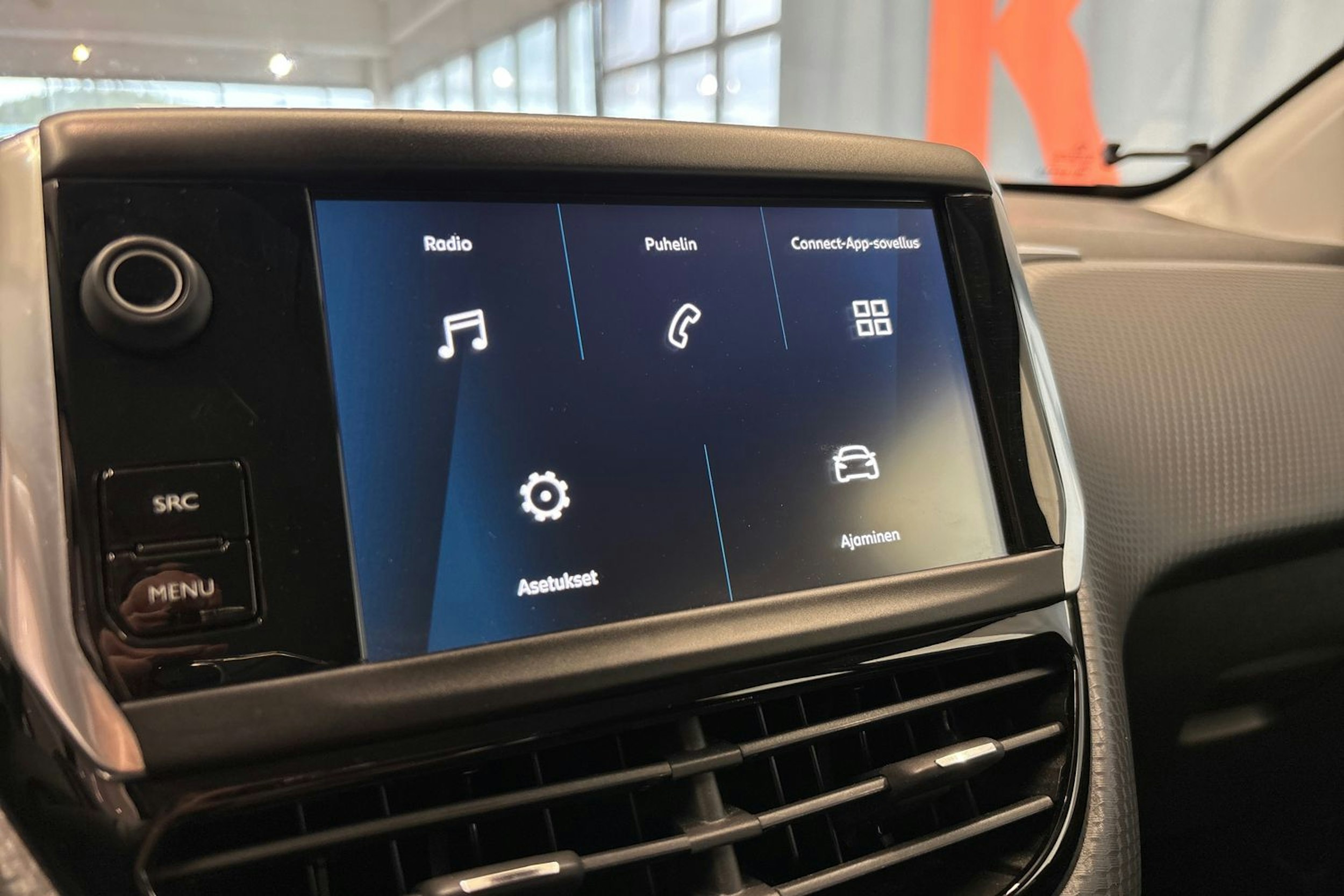 vihreä Peugeot 2008 2019 kuva 23.