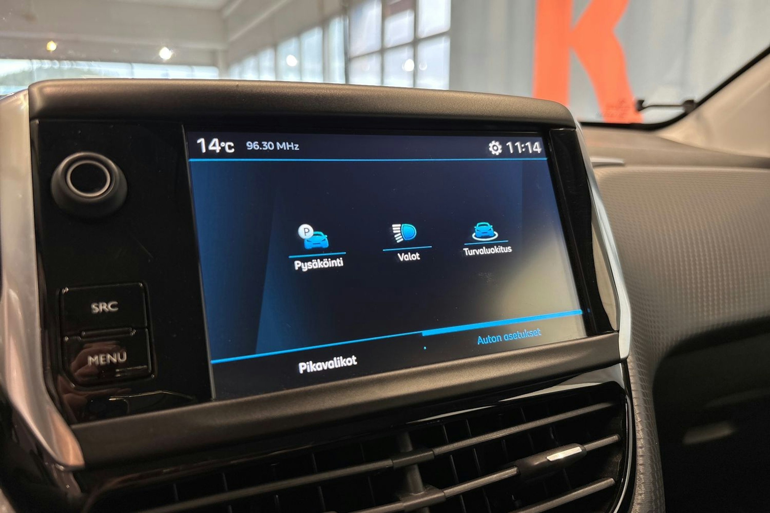 vihreä Peugeot 2008 2019 kuva 26.