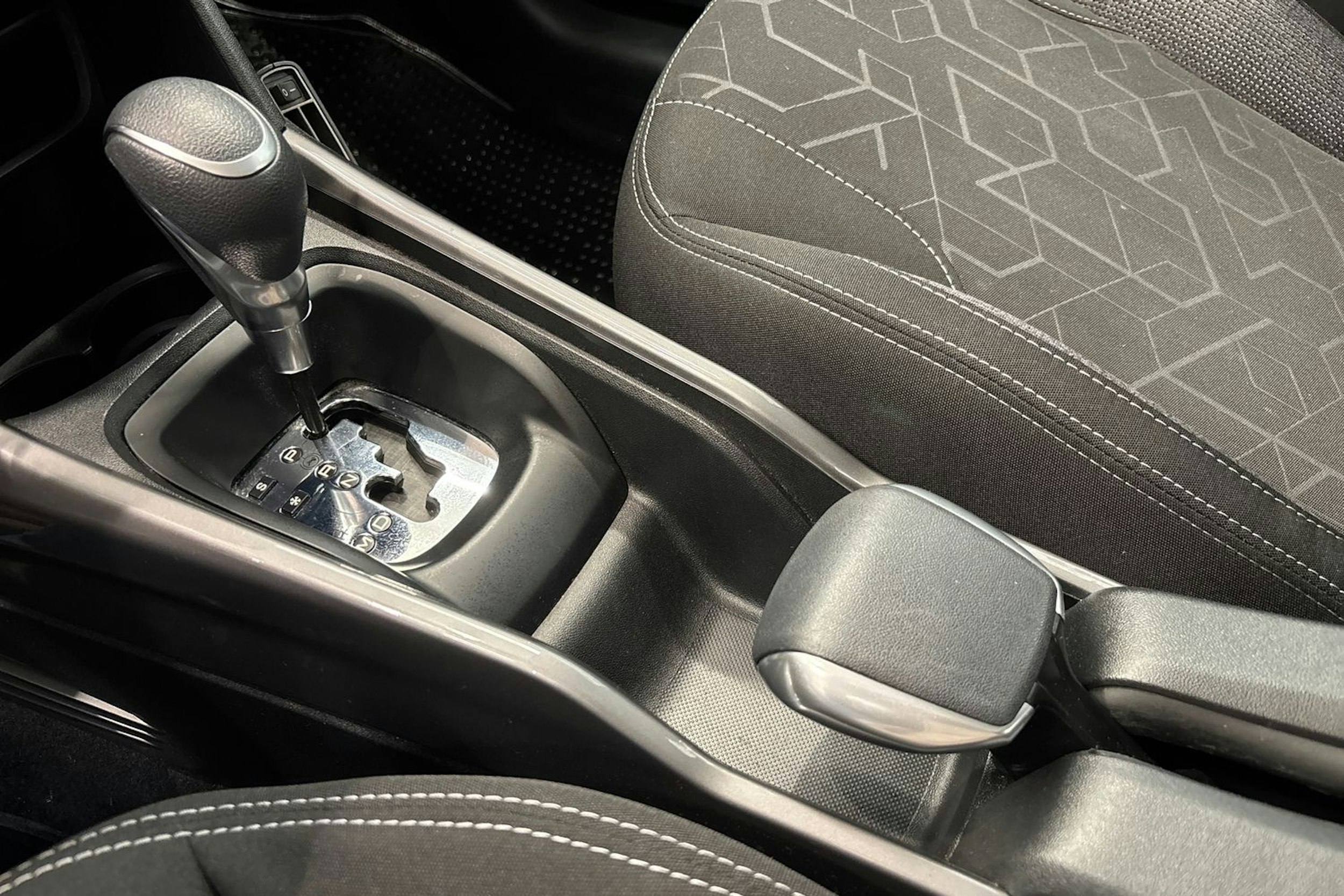 vihreä Peugeot 2008 2019 kuva 27.