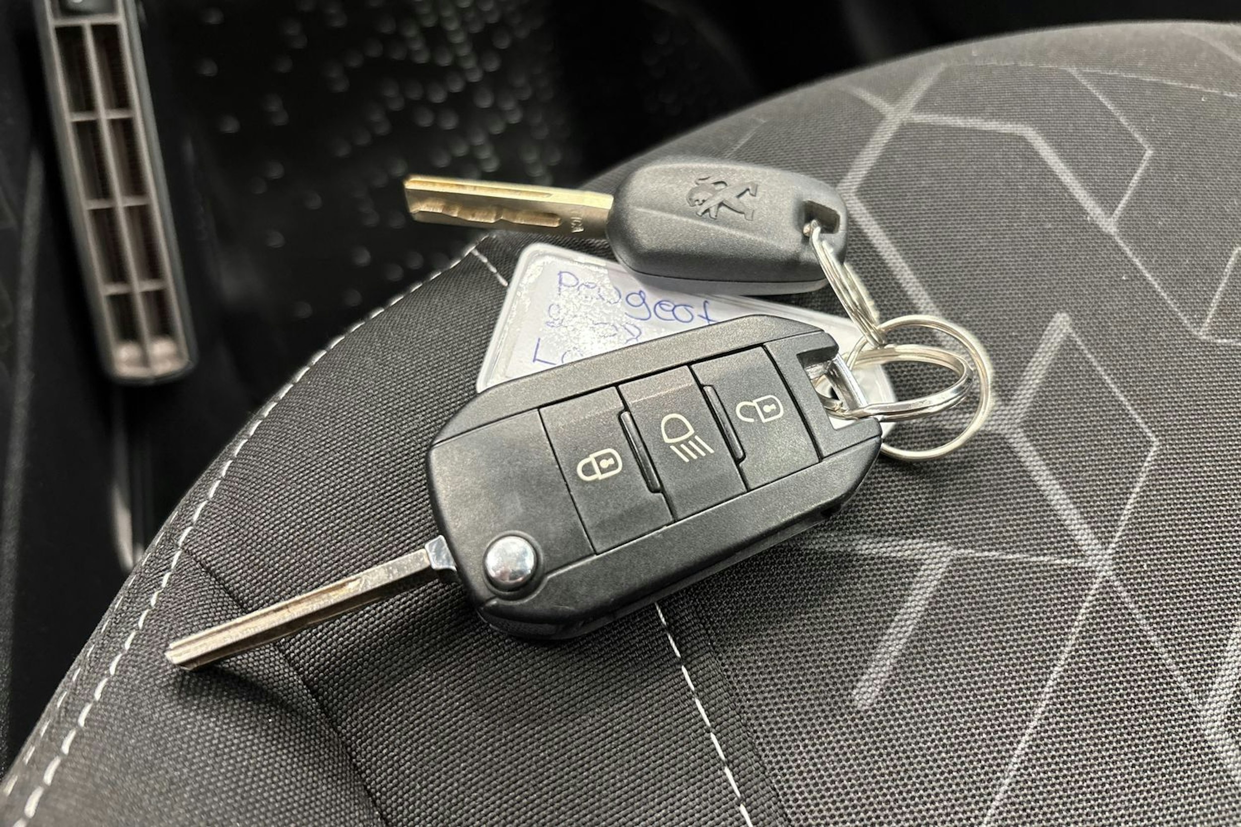 vihreä Peugeot 2008 2019 kuva 28.