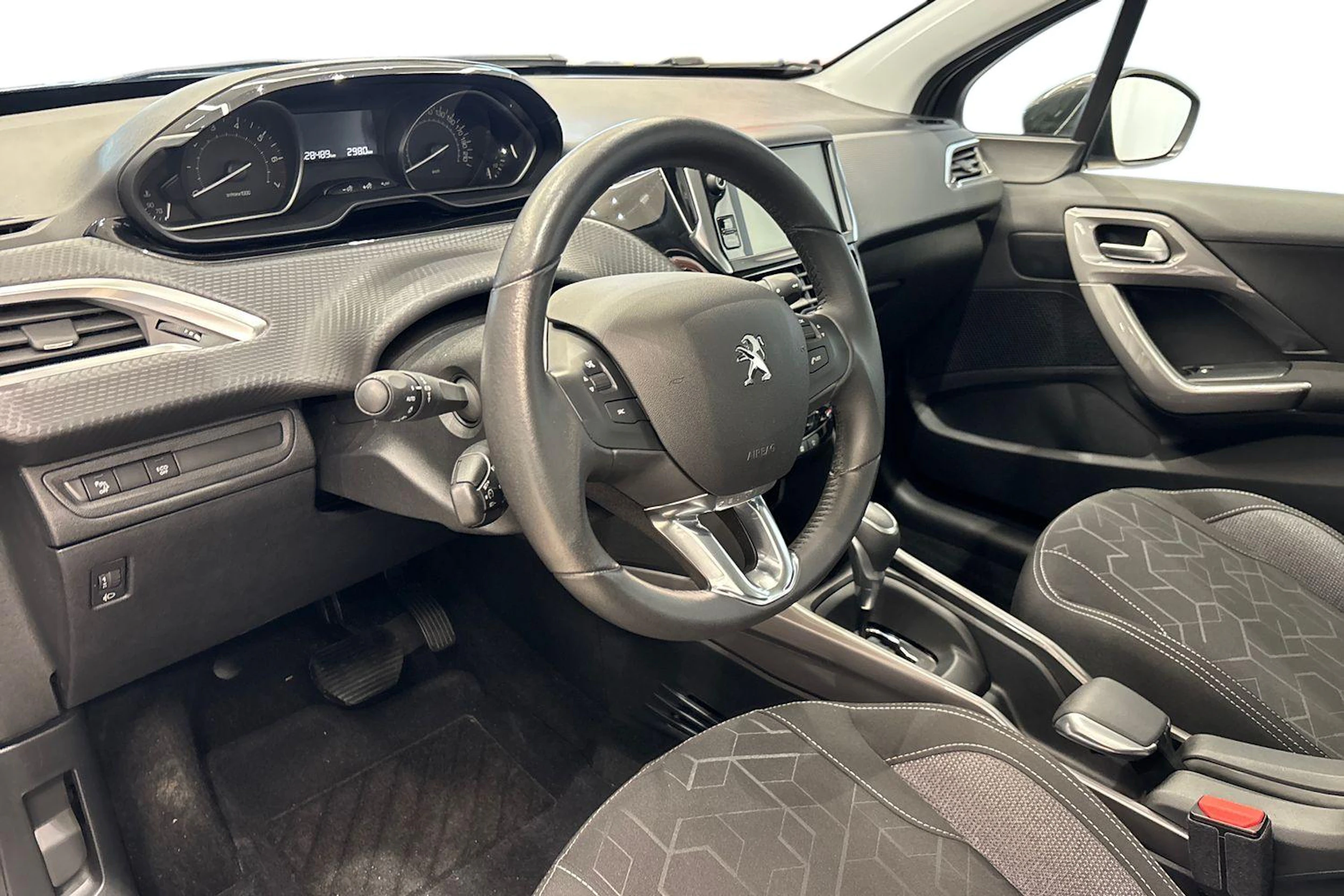 harmaa Peugeot 2008 2019 kuva 6.