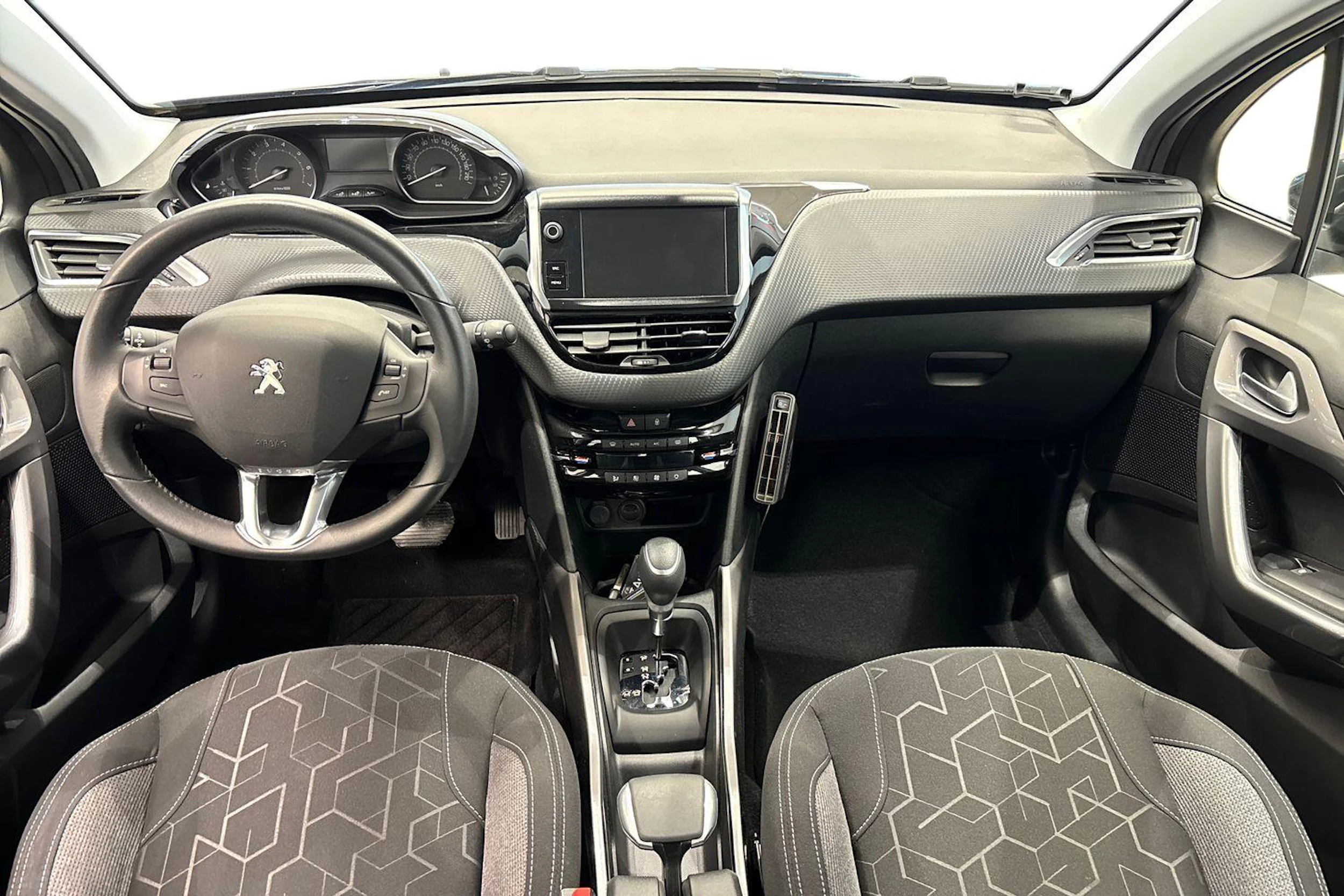 harmaa Peugeot 2008 2019 kuva 7.