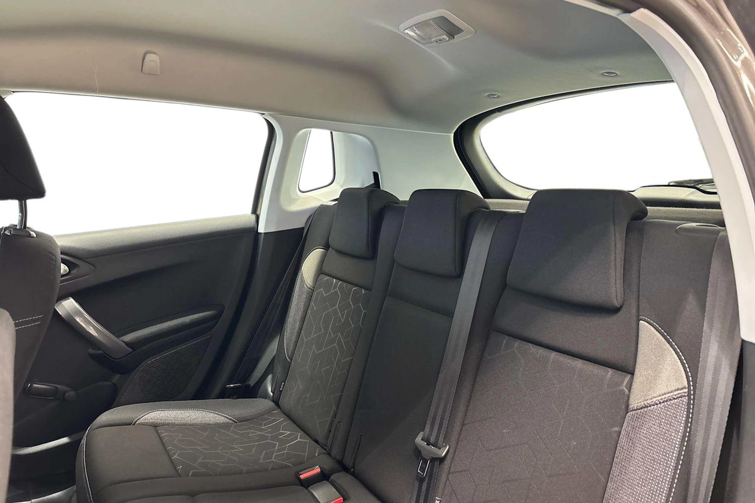 harmaa Peugeot 2008 2019 kuva 8.