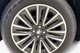 harmaa Peugeot 2008 2019 kuva 9.