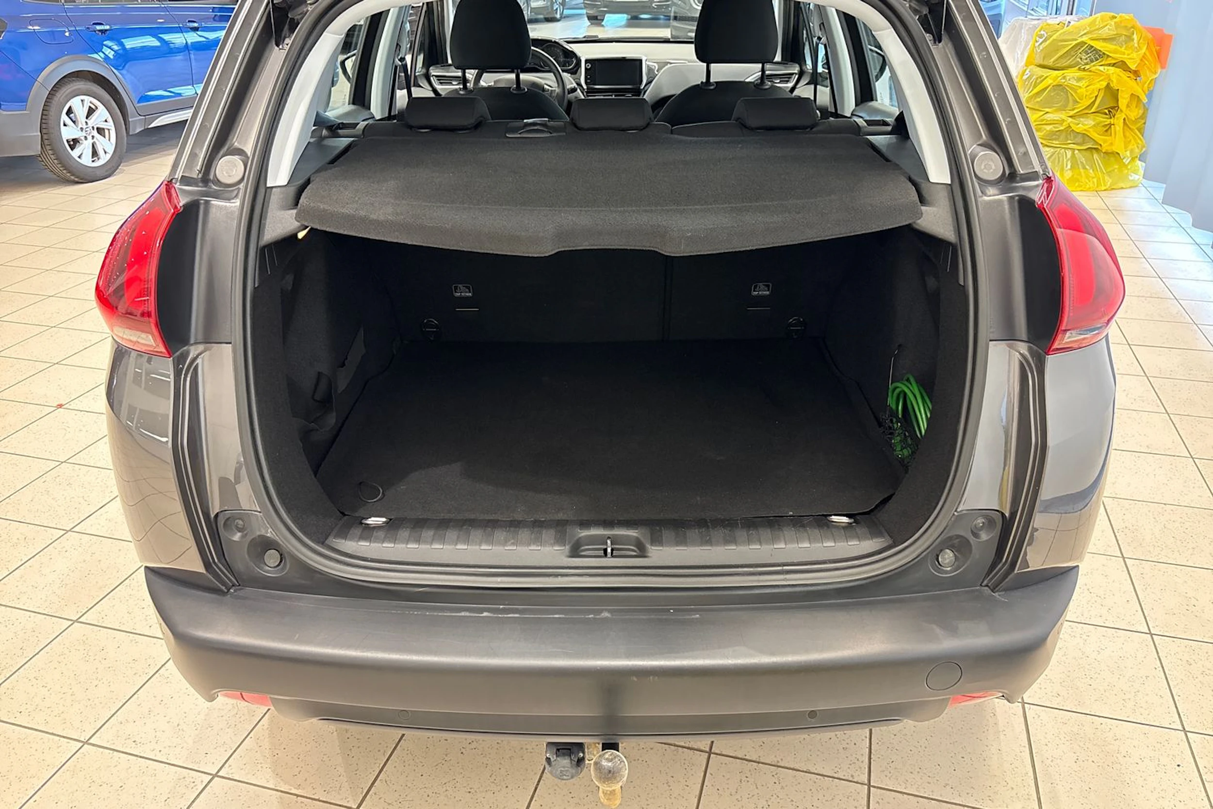 harmaa Peugeot 2008 2019 kuva 13.