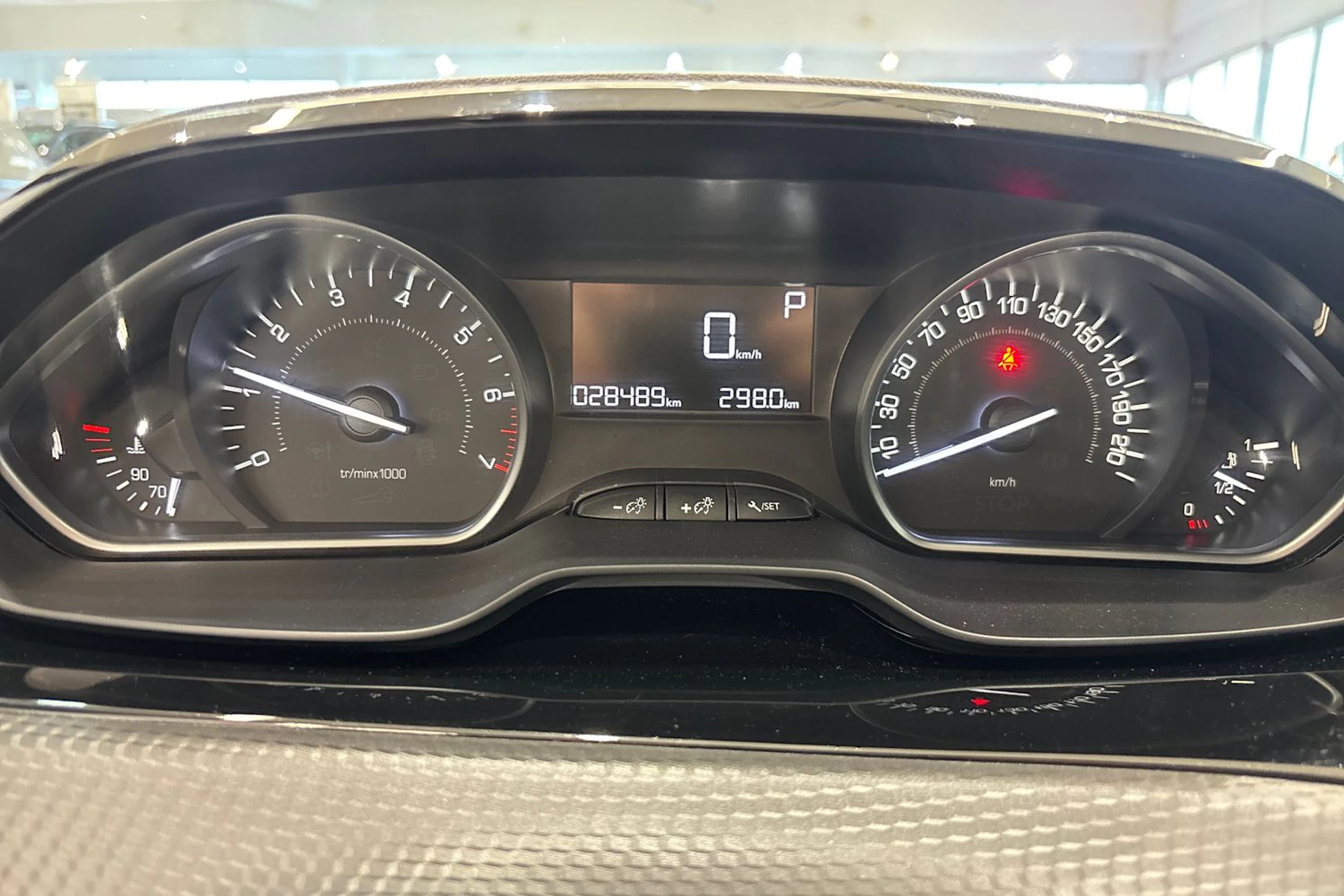 harmaa Peugeot 2008 2019 kuva 14.