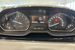 harmaa Peugeot 2008 2019 kuva 14.