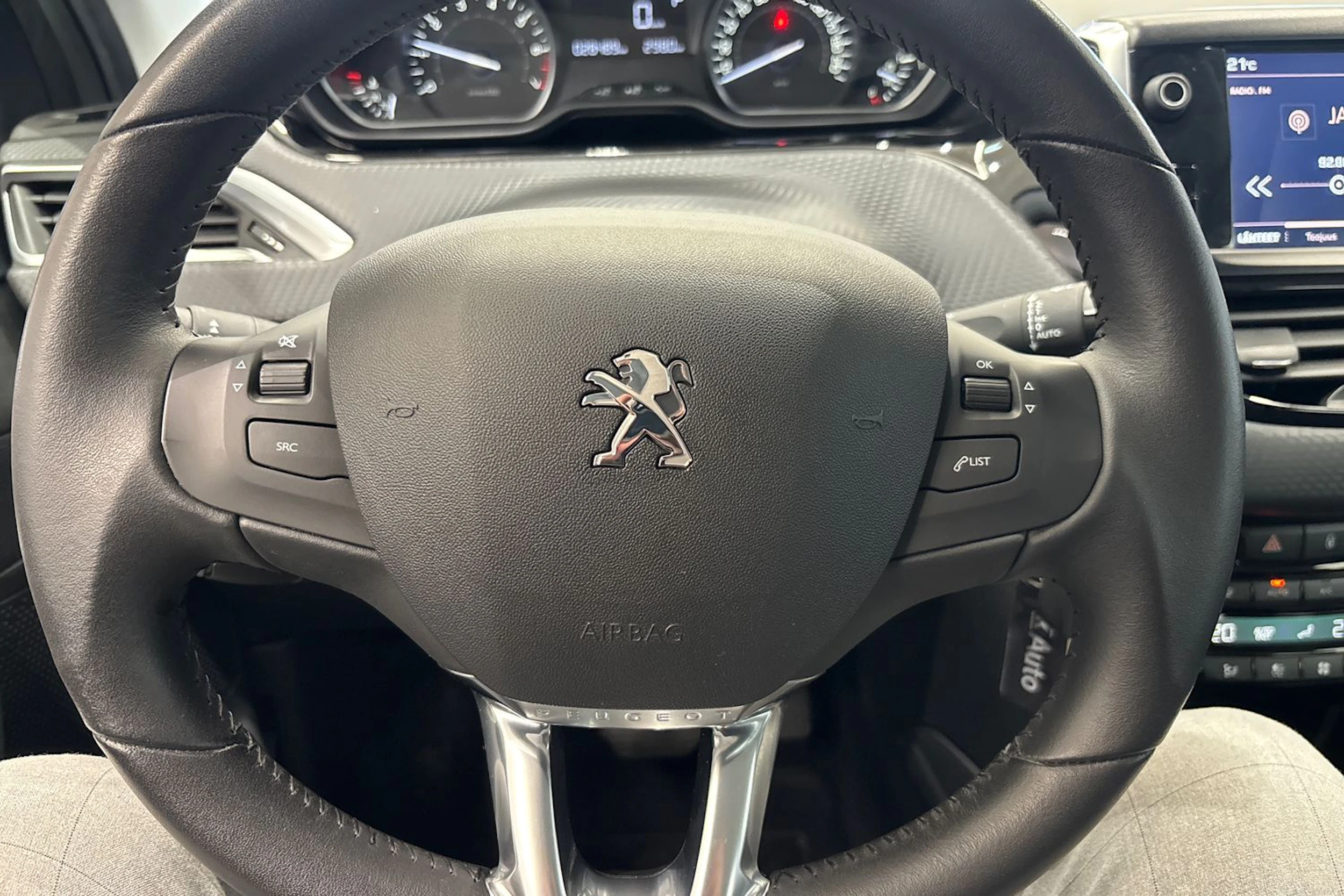 harmaa Peugeot 2008 2019 kuva 15.