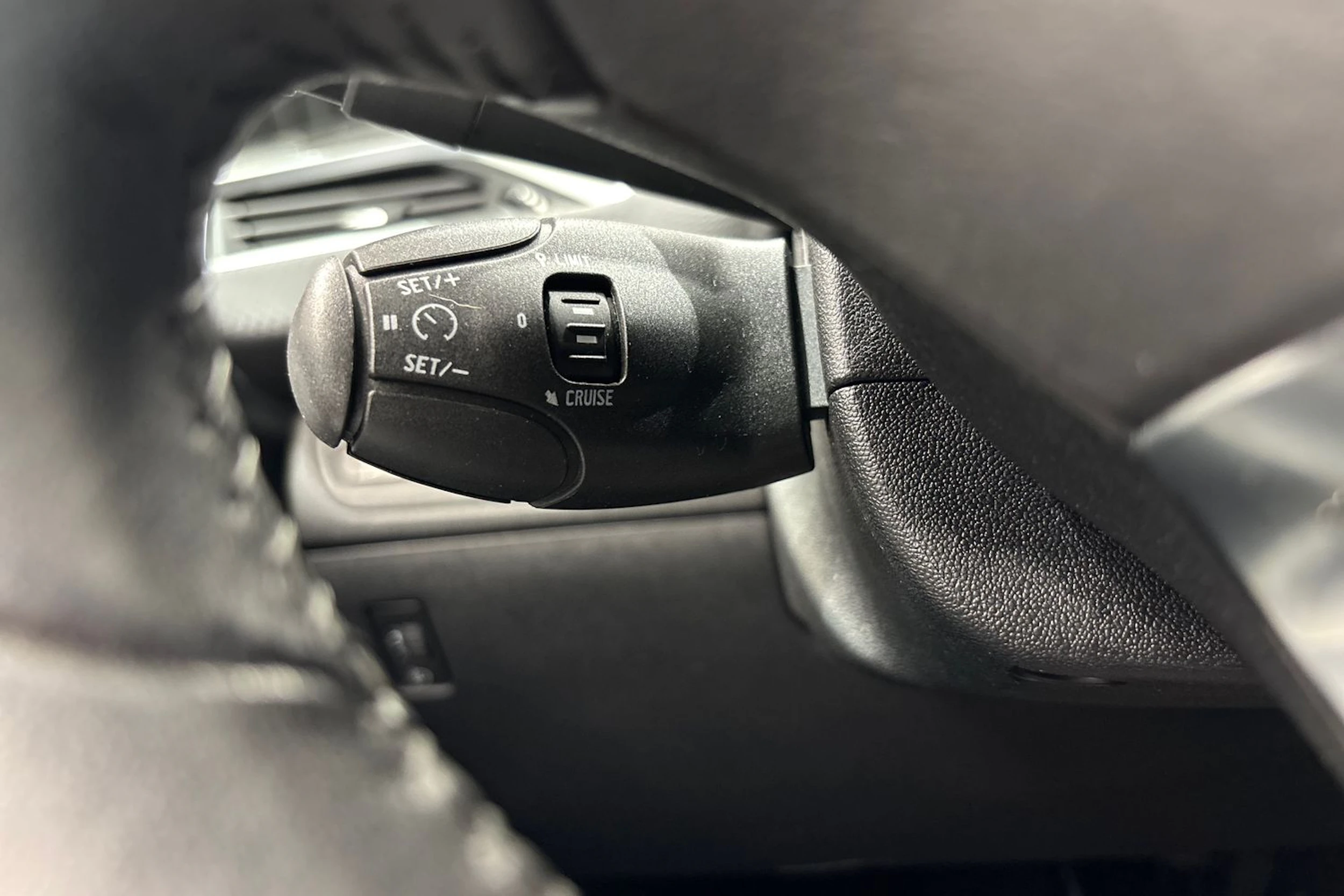 harmaa Peugeot 2008 2019 kuva 16.