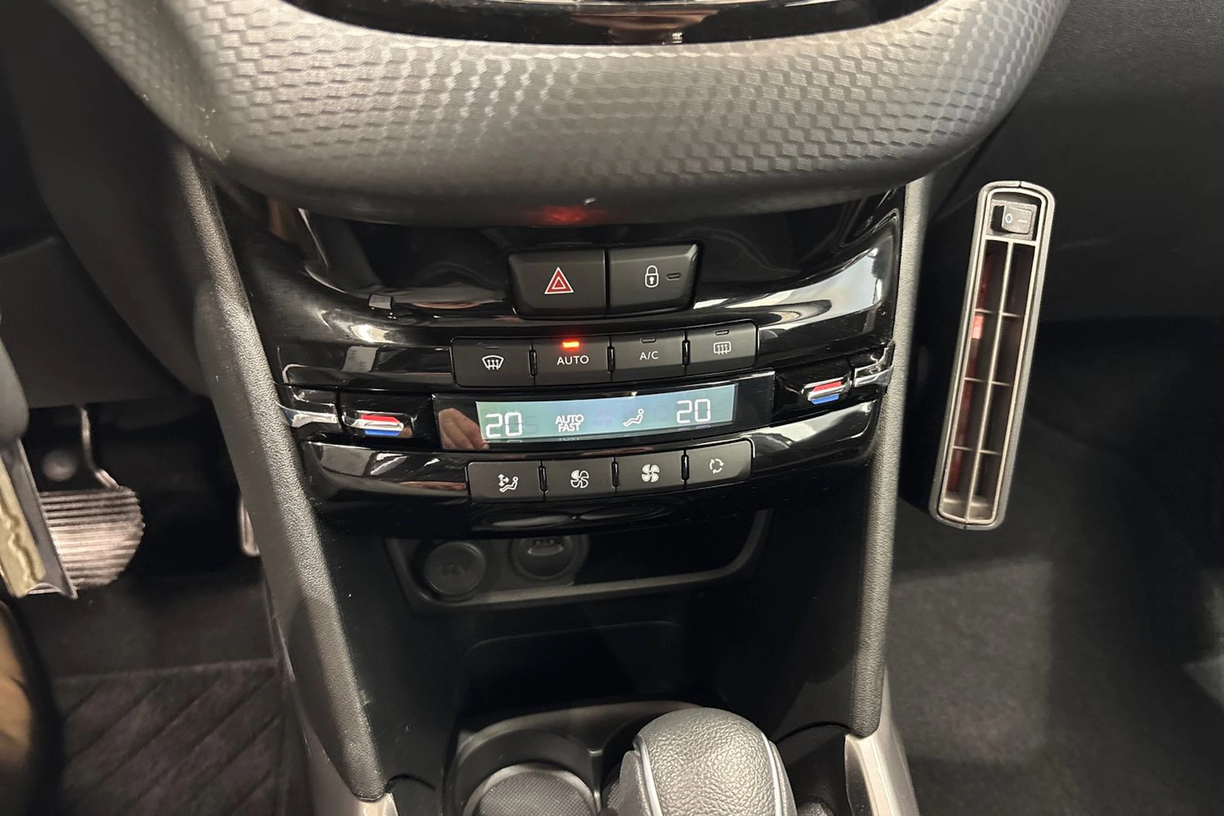 harmaa Peugeot 2008 2019 kuva 22.