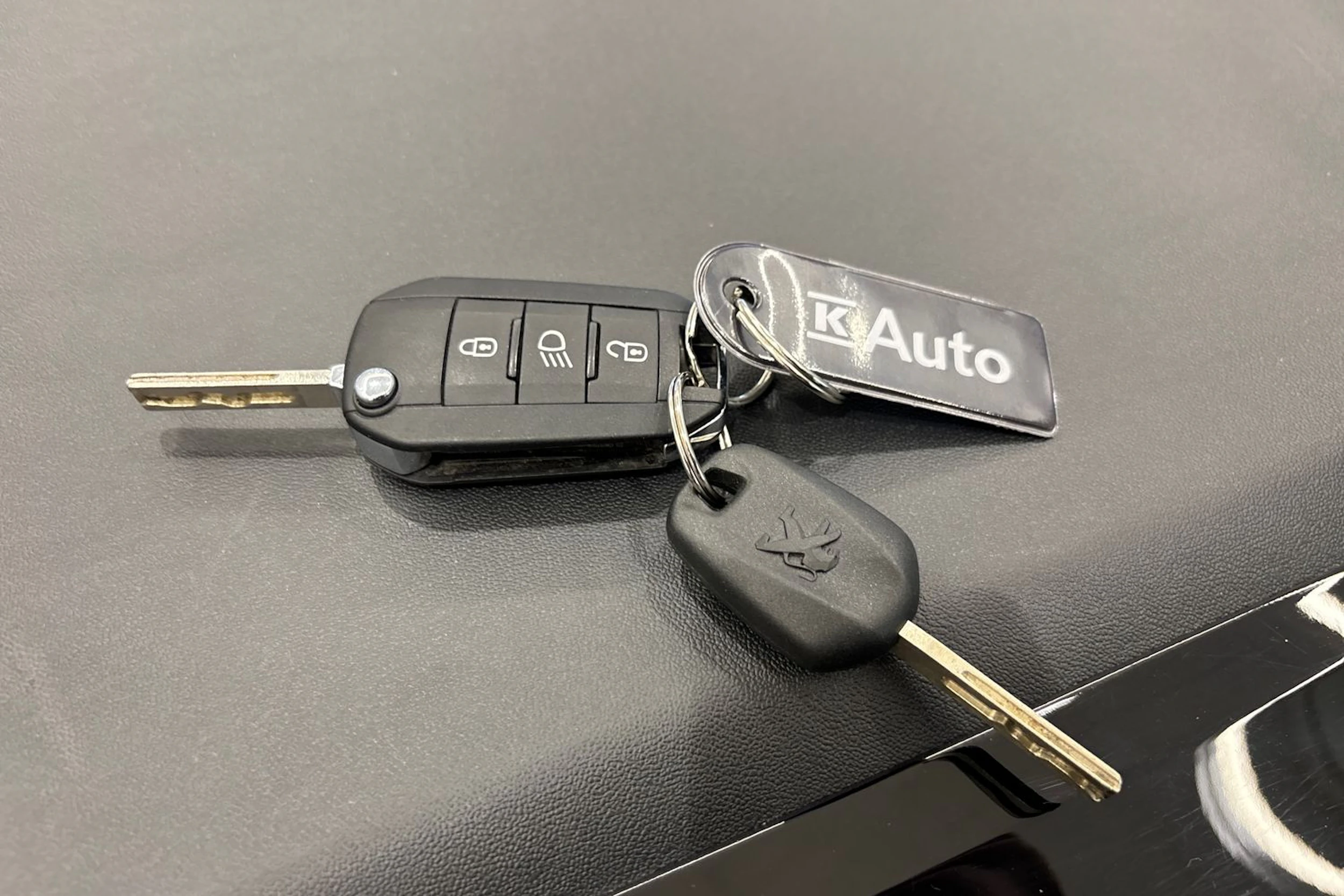 harmaa Peugeot 2008 2019 kuva 24.