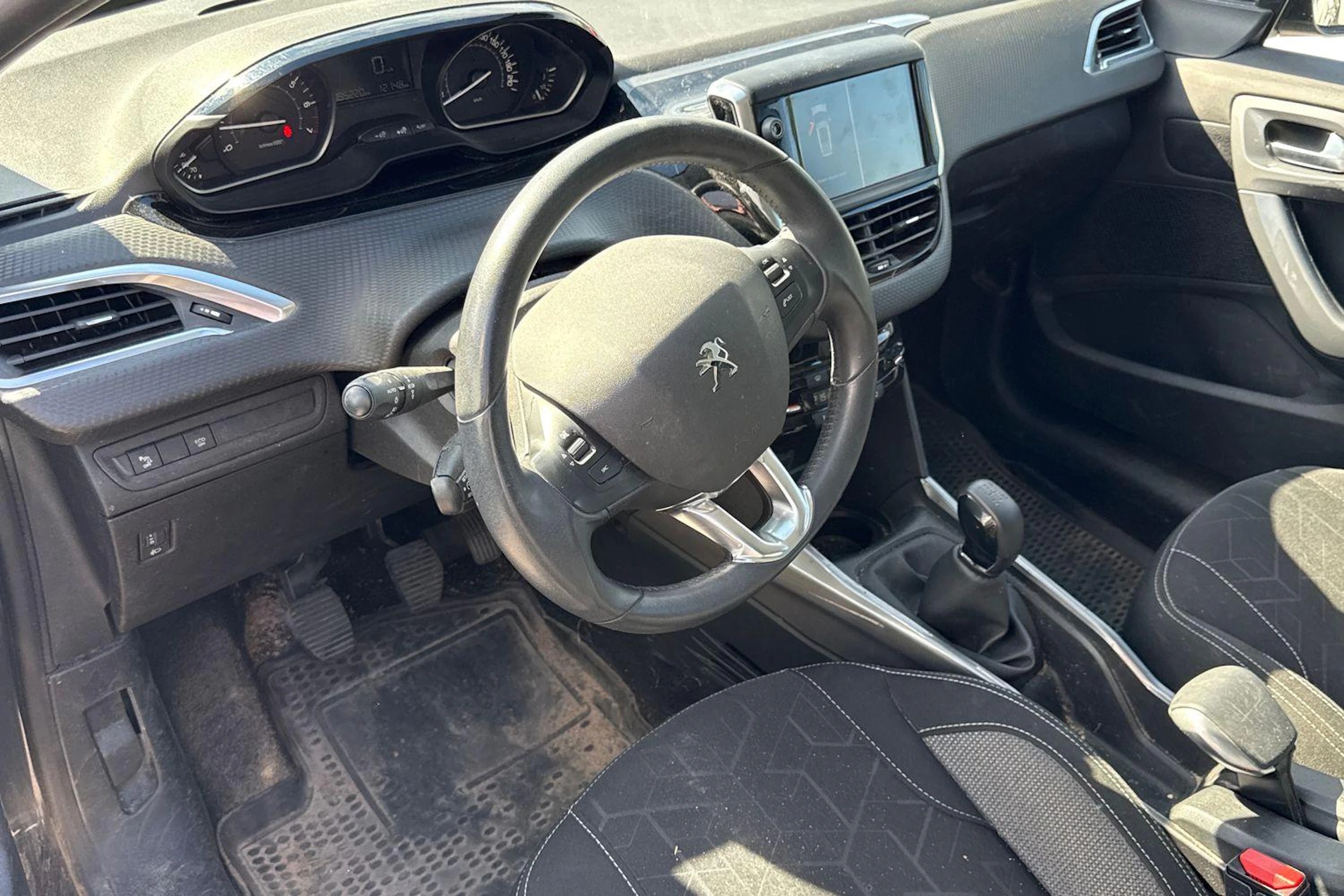 harmaa Peugeot 2008 2019 kuva 3.