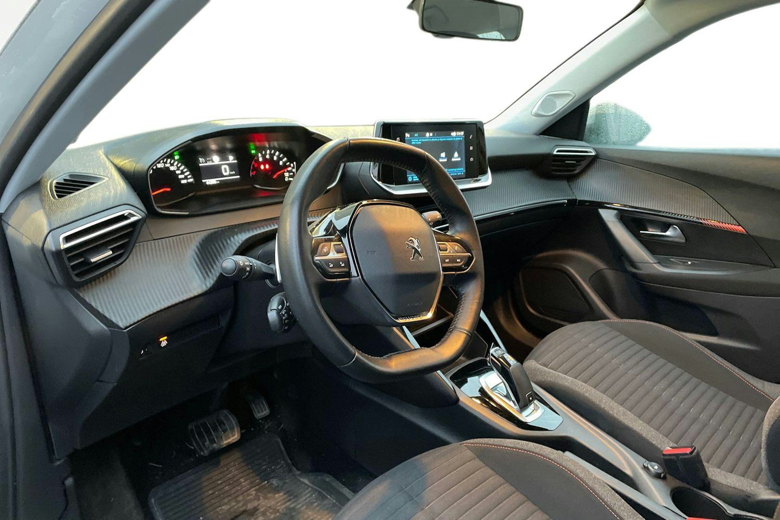 valkoinen Peugeot 2008 2020 kuva 3.