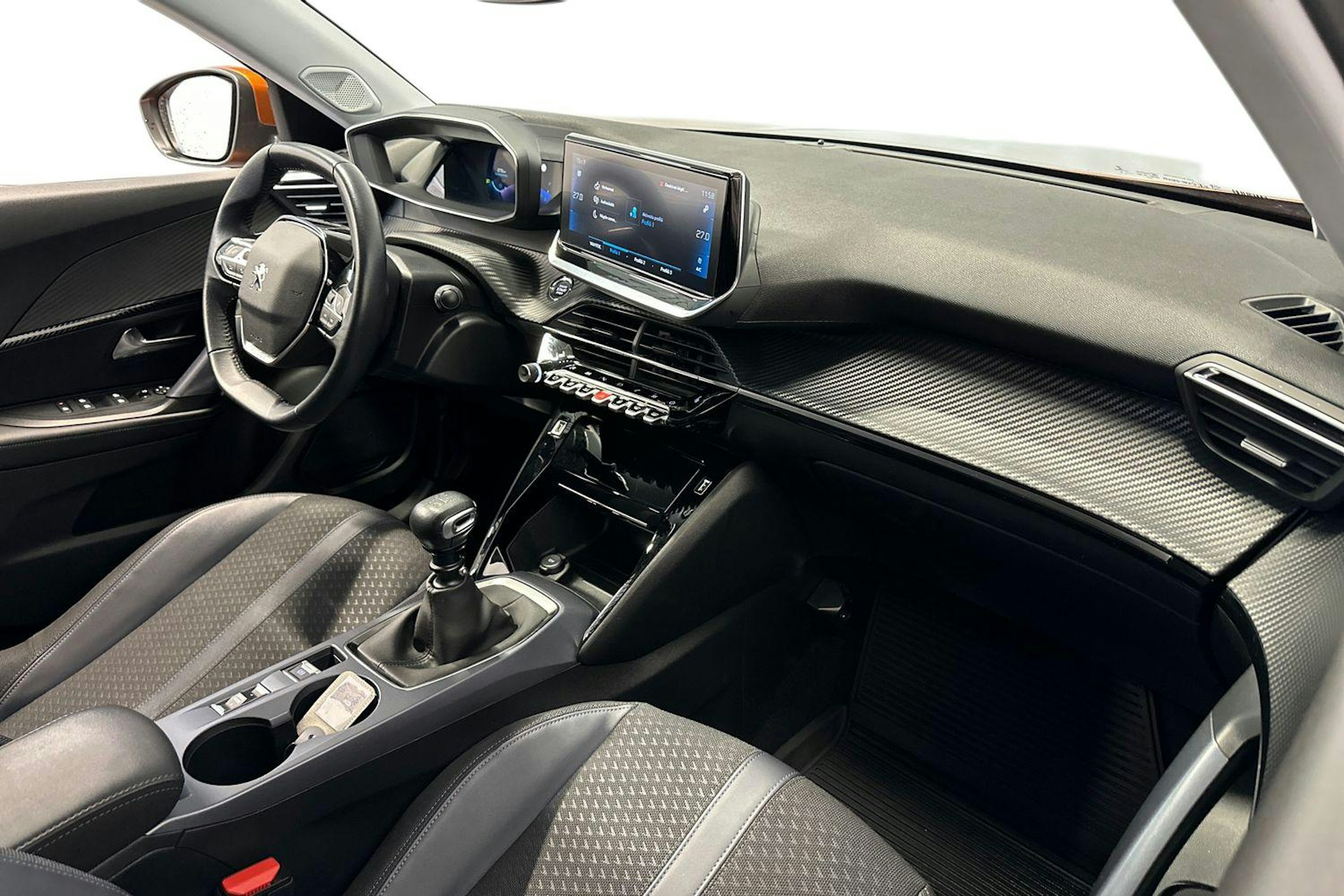 Oranssi Peugeot 2008 2020 kuva 9.