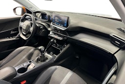 Oranssi Peugeot 2008 2020 kuva 9.
