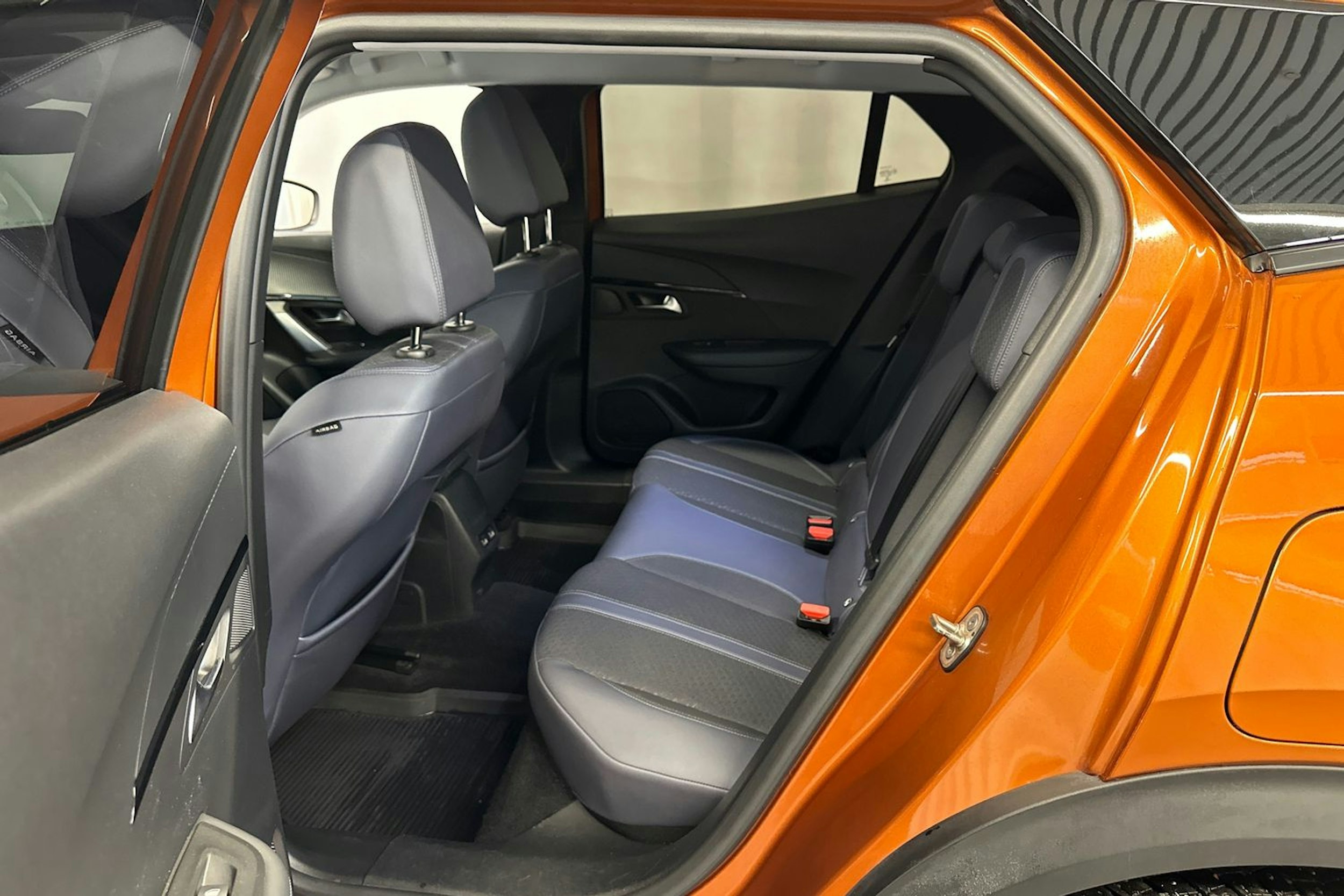 Oranssi Peugeot 2008 2020 kuva 13.